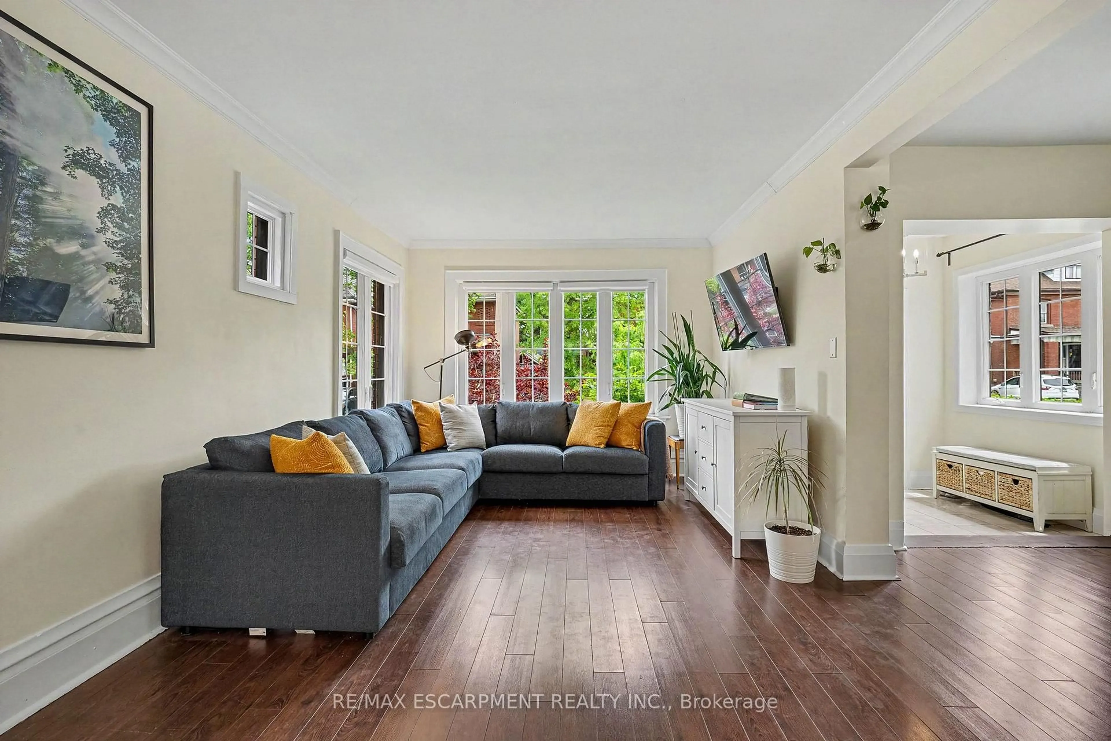 Living room with furniture, unknown for 30 Province St, Hamilton Ontario L8K 2K6