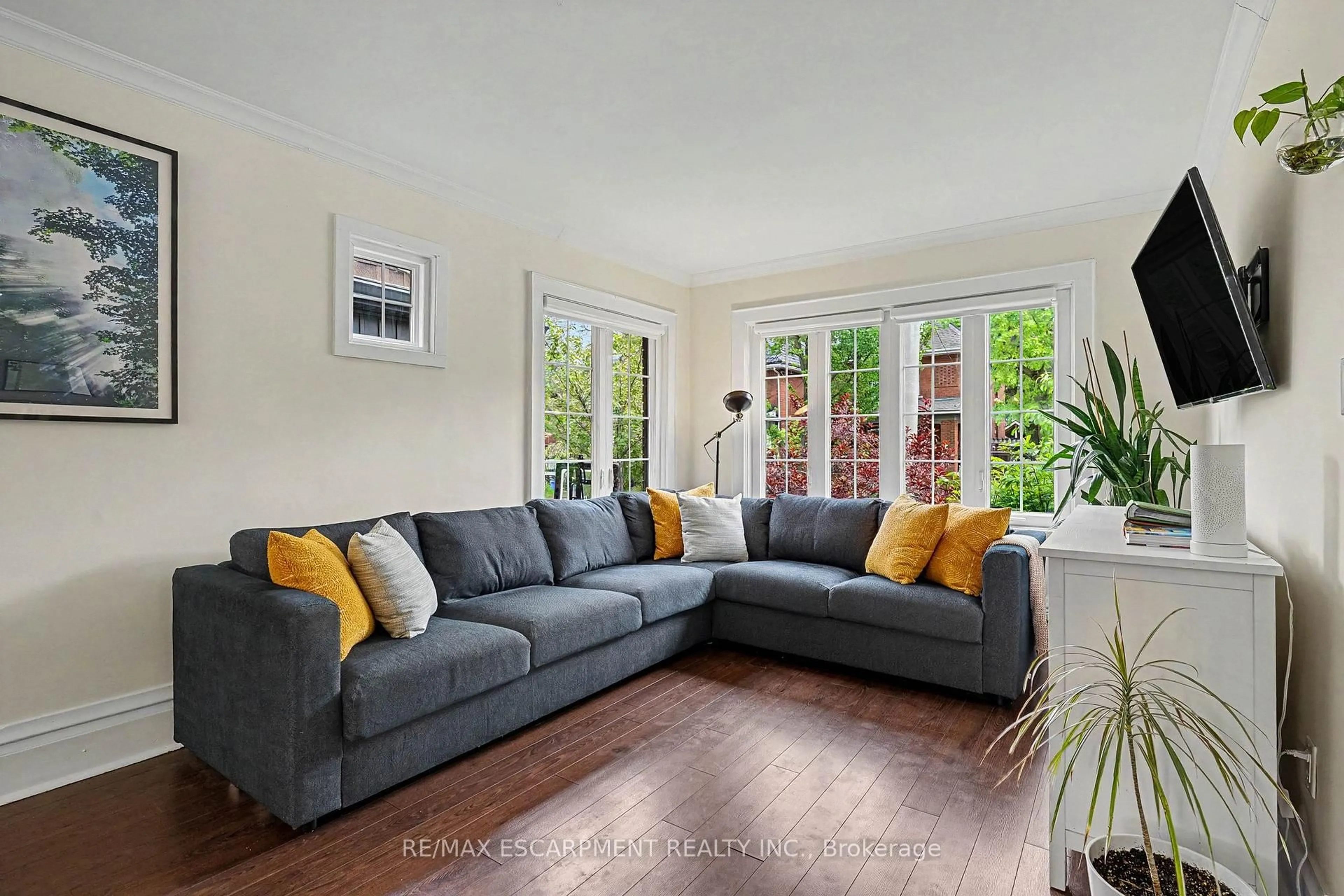Living room with furniture, unknown for 30 Province St, Hamilton Ontario L8K 2K6