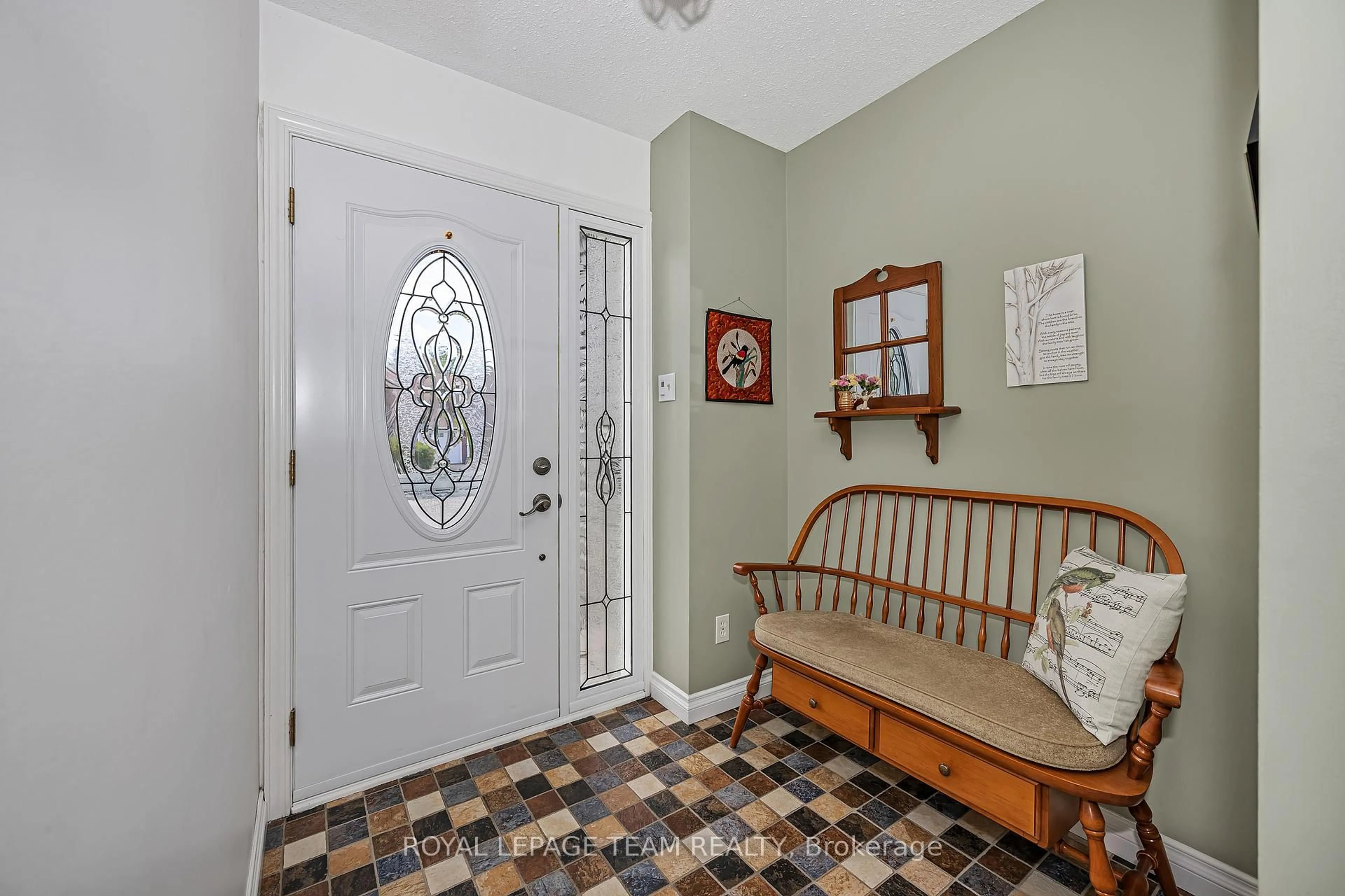 Indoor entryway for 99 Melanie Cres, Ottawa Ontario K2L 2E4