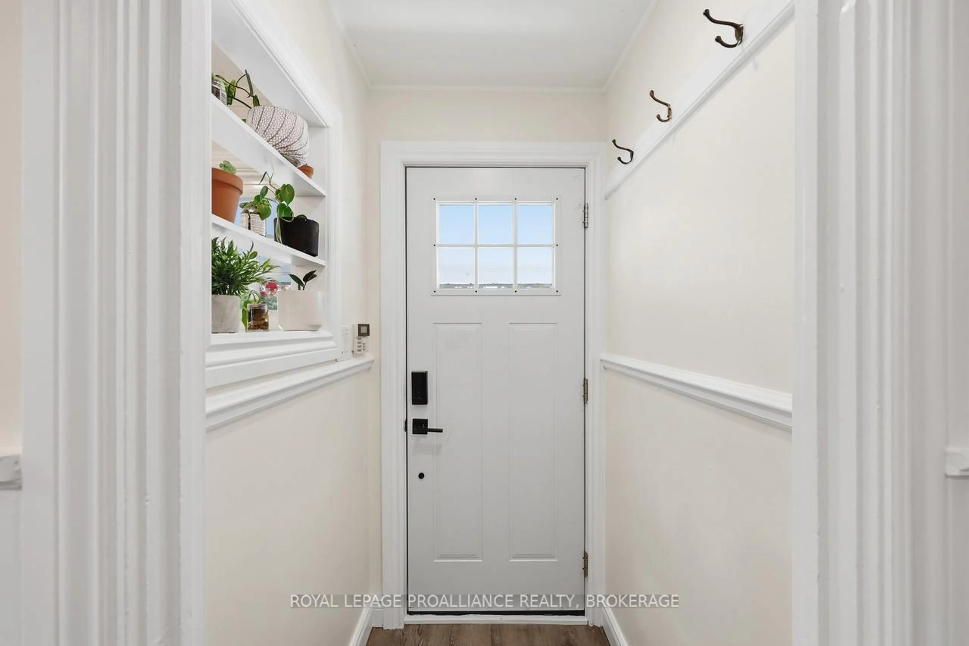 Indoor entryway for 98 Carleton St, Kingston Ontario K7K 4G1