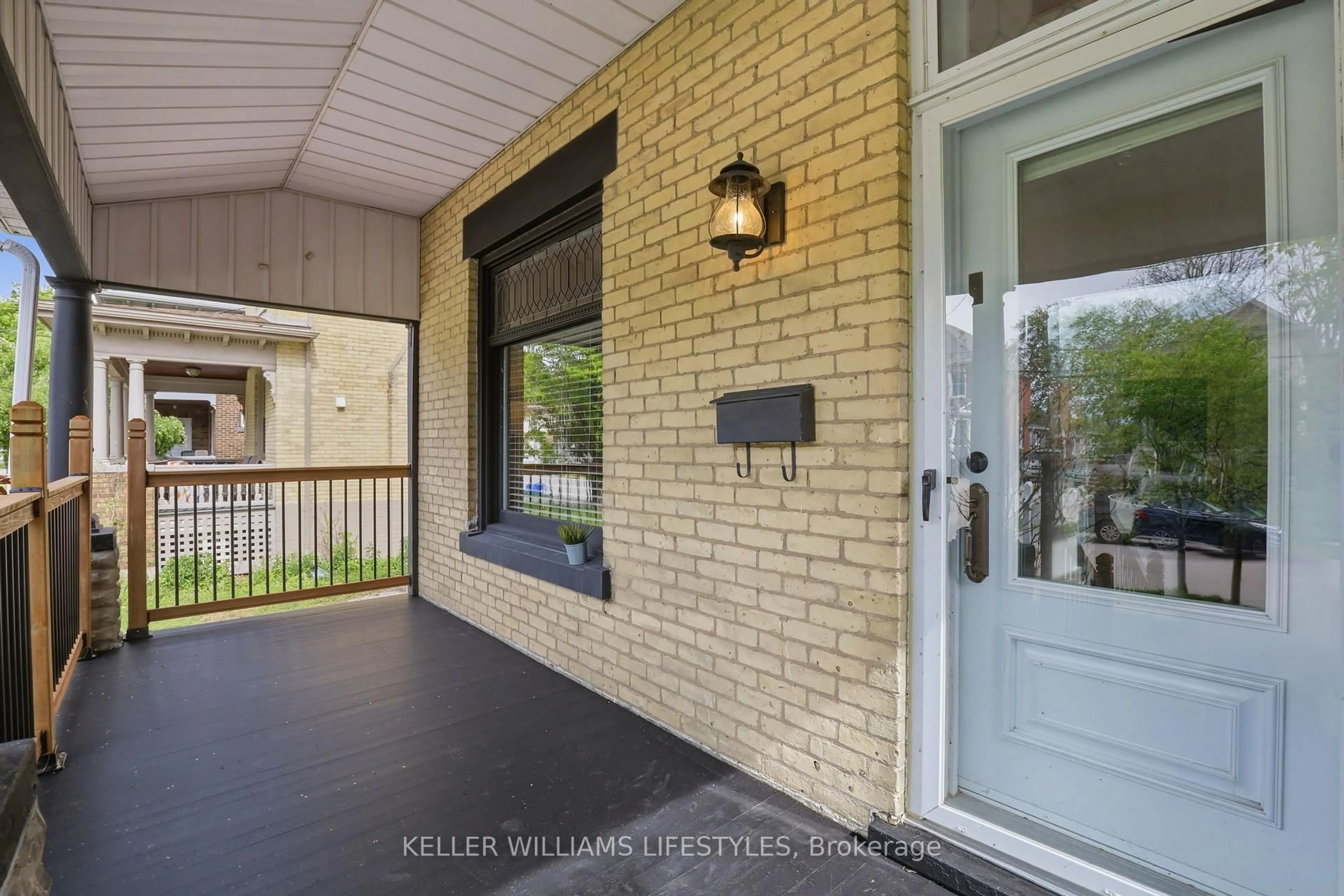 Indoor entryway for 1193 York St, London East Ontario N5W 2T8