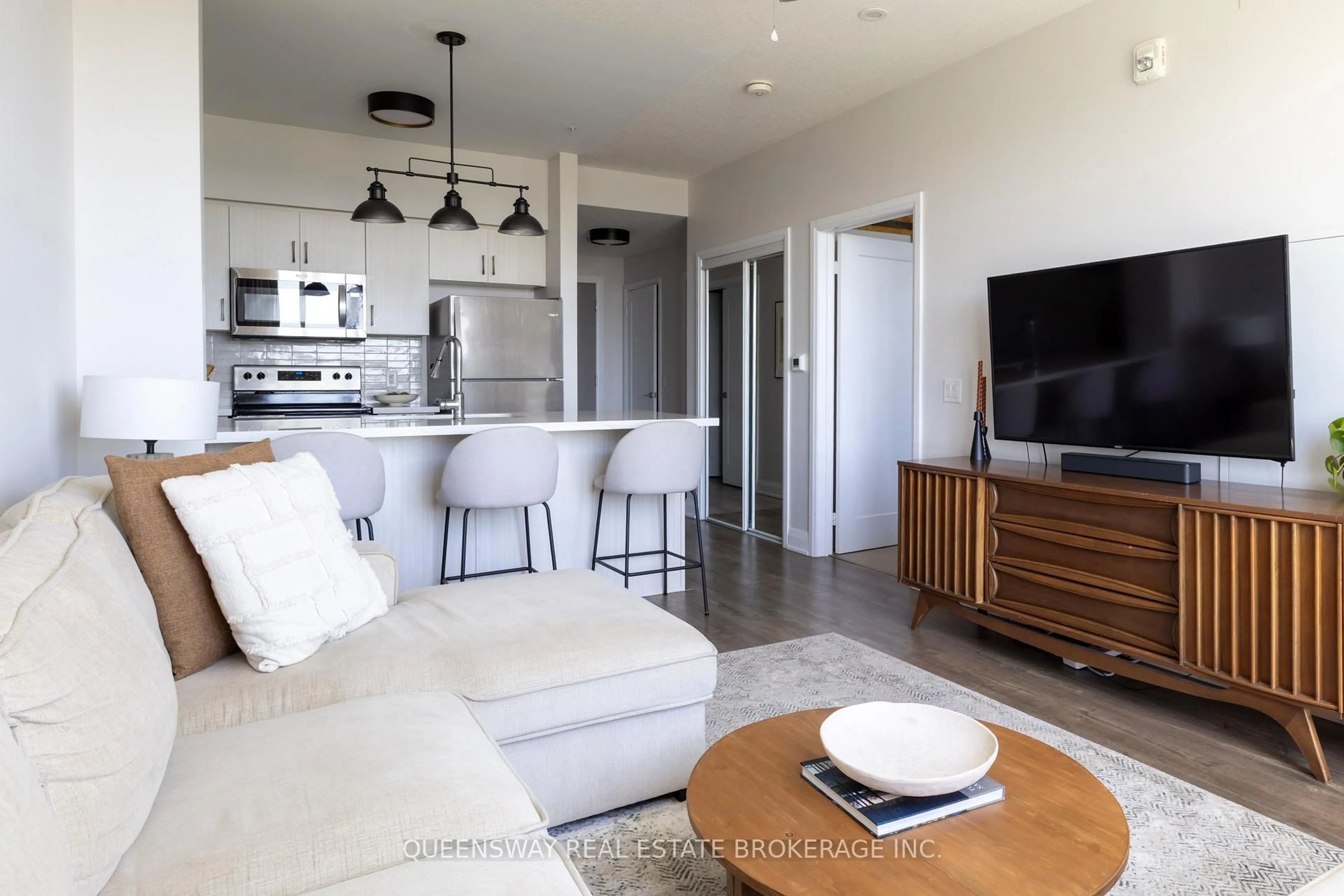 Open concept kitchen, unknown for 16 Concord Pl #515, Grimsby Ontario L3M 0J1