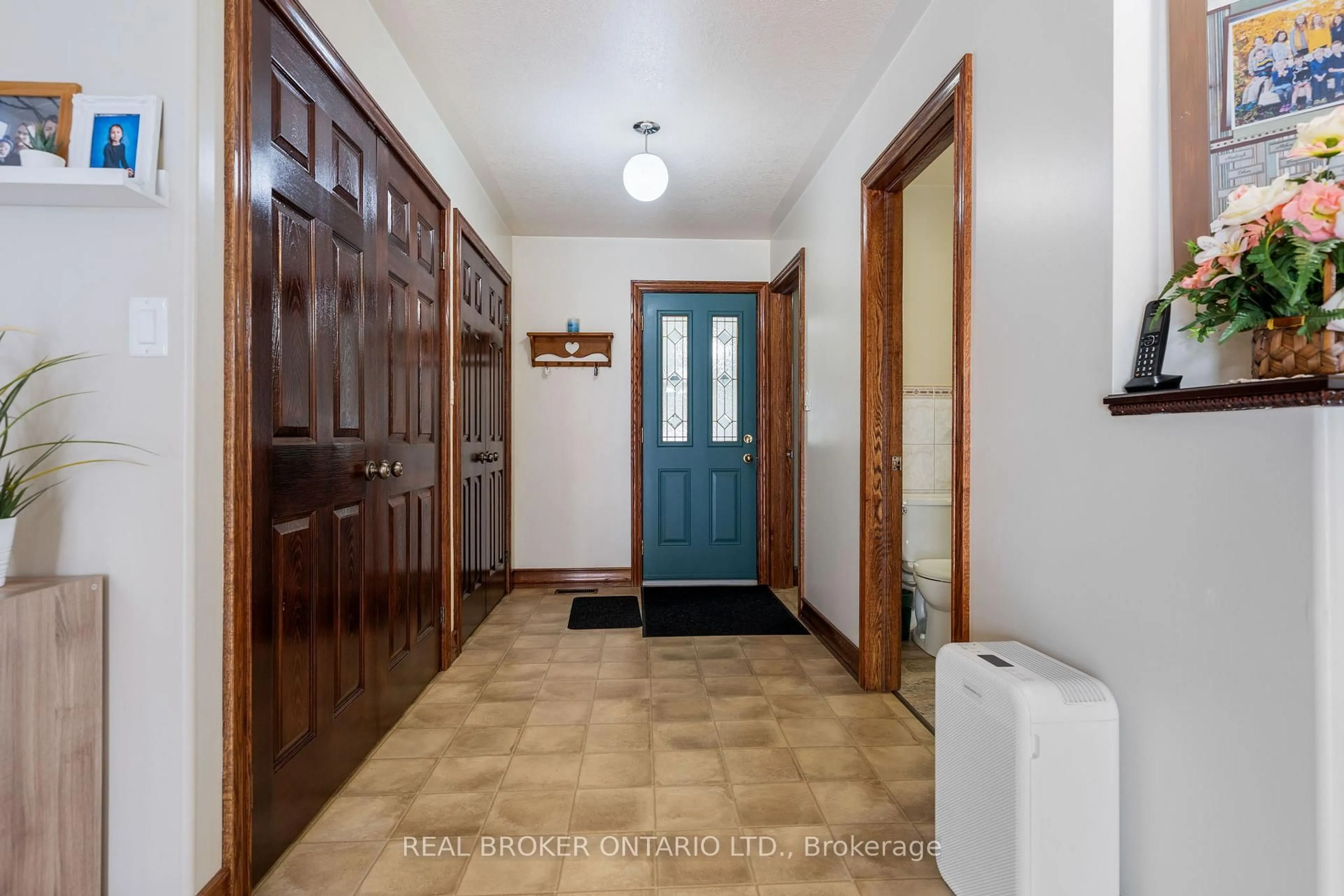 Indoor foyer for 8984 Plank Rd, Bayham Ontario N0J 1Y0