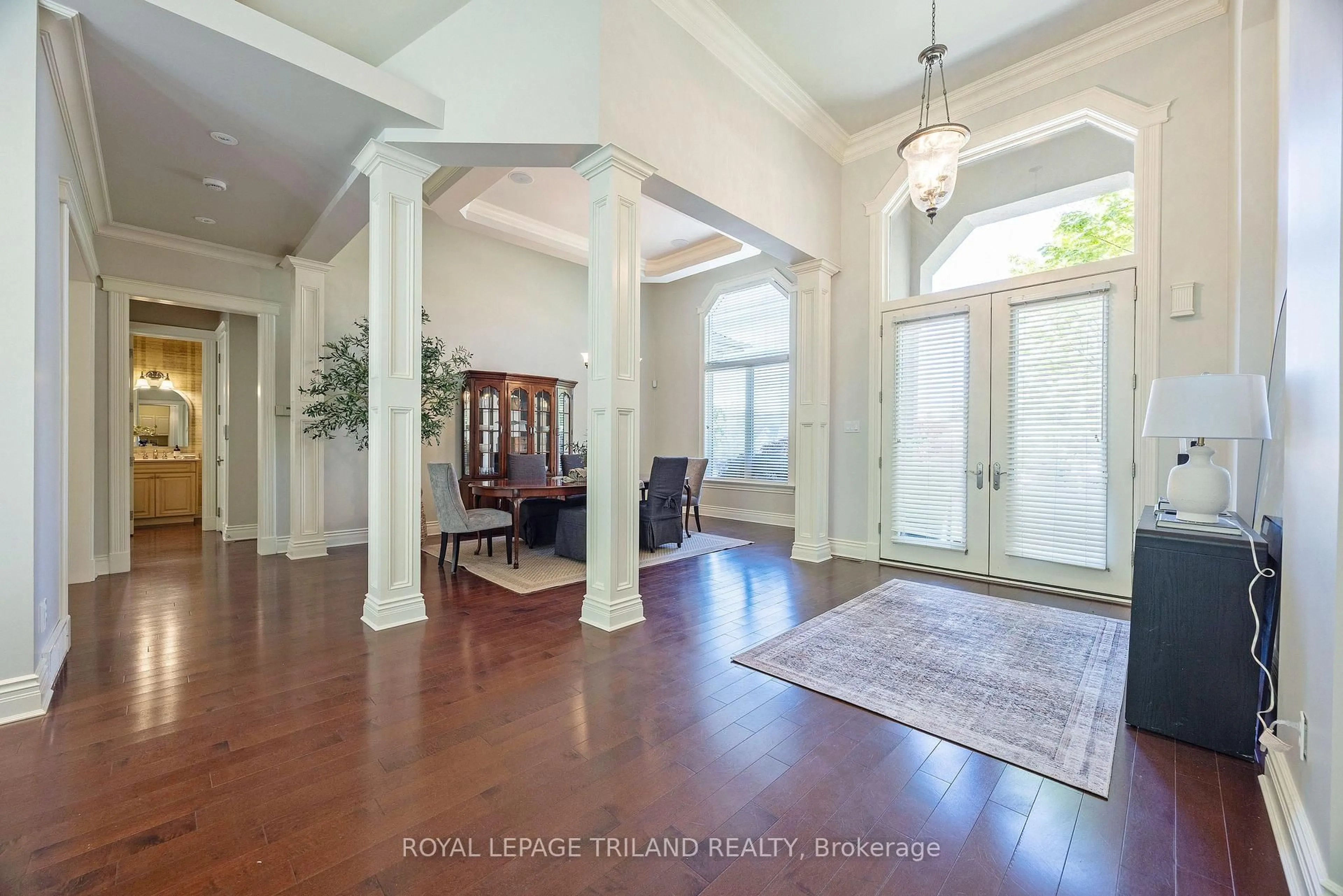 Indoor entryway for 1353 Shore Rd, London South Ontario N6K 4Z8
