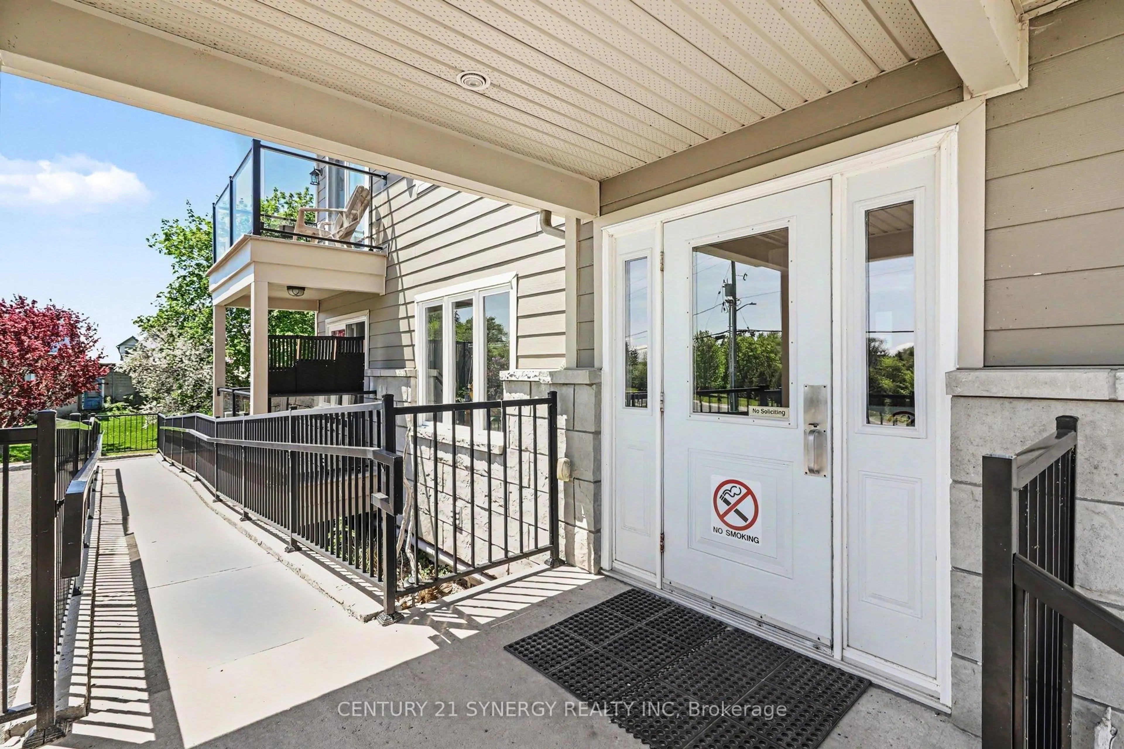 Indoor entryway for 38 Charles St #206, North Stormont Ontario K0A 1R0