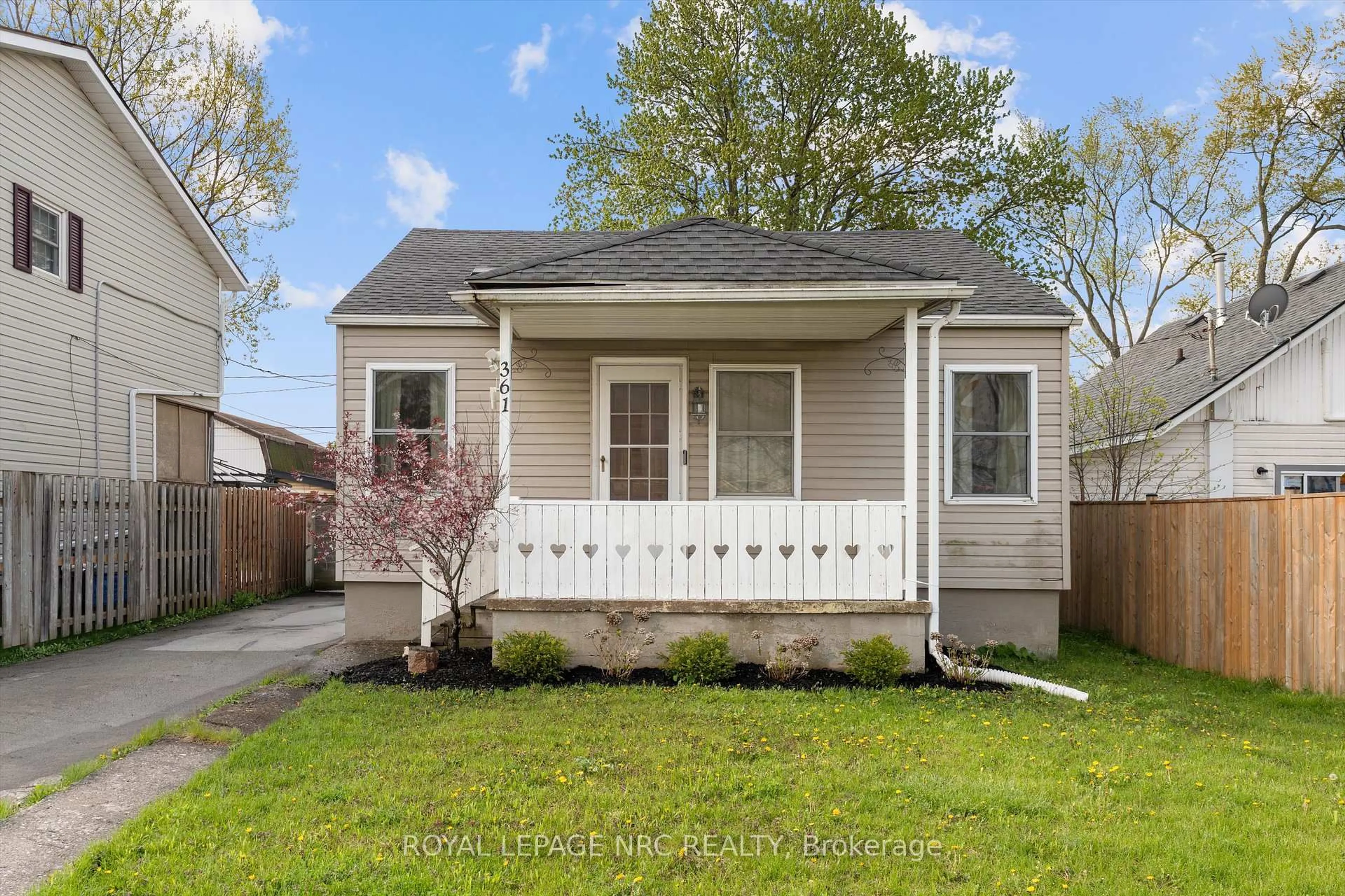 Home with vinyl exterior material, street for 361 Lincoln St, Welland Ontario L3B 4N6