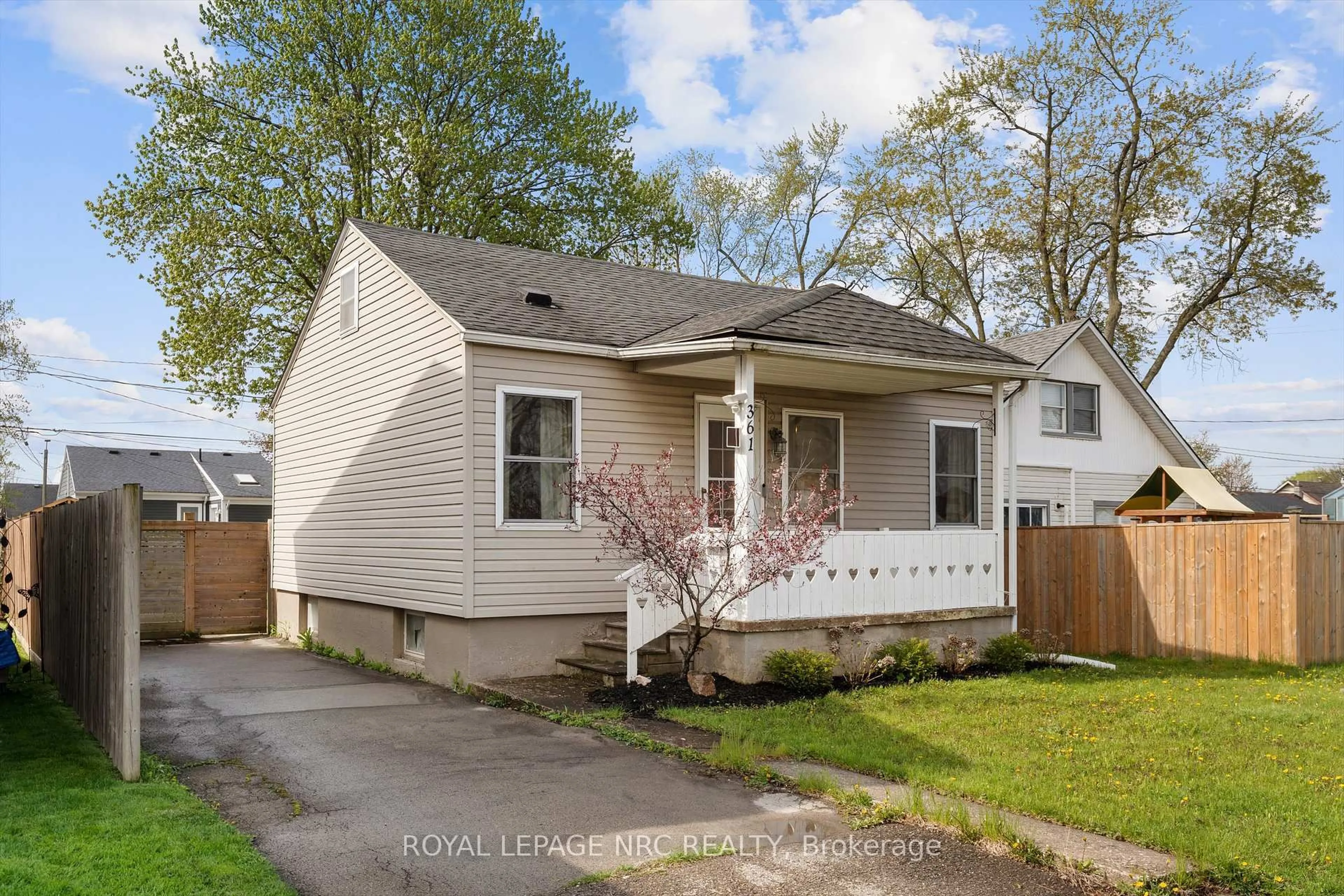 Home with vinyl exterior material, street for 361 Lincoln St, Welland Ontario L3B 4N6