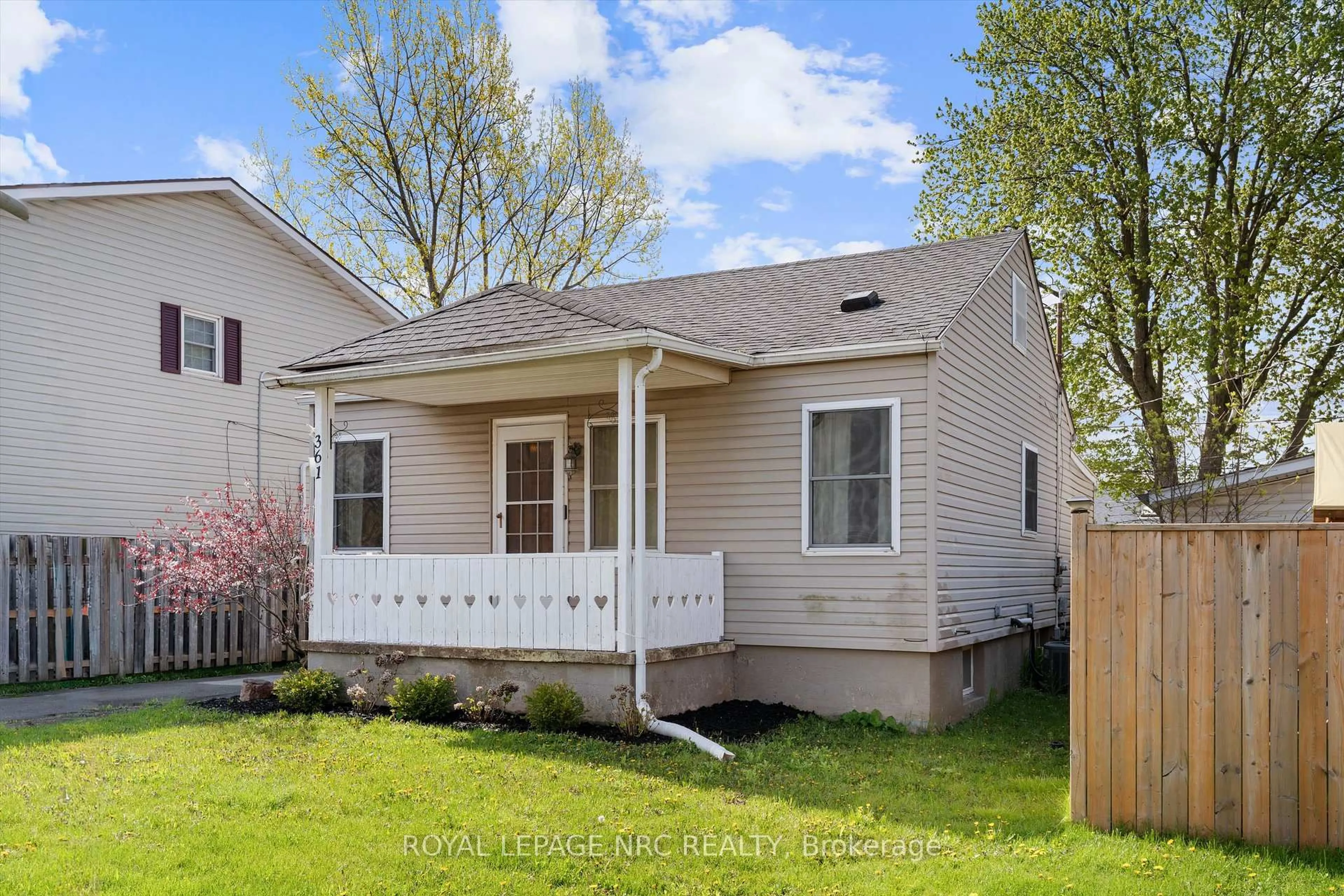 Home with vinyl exterior material, street for 361 Lincoln St, Welland Ontario L3B 4N6
