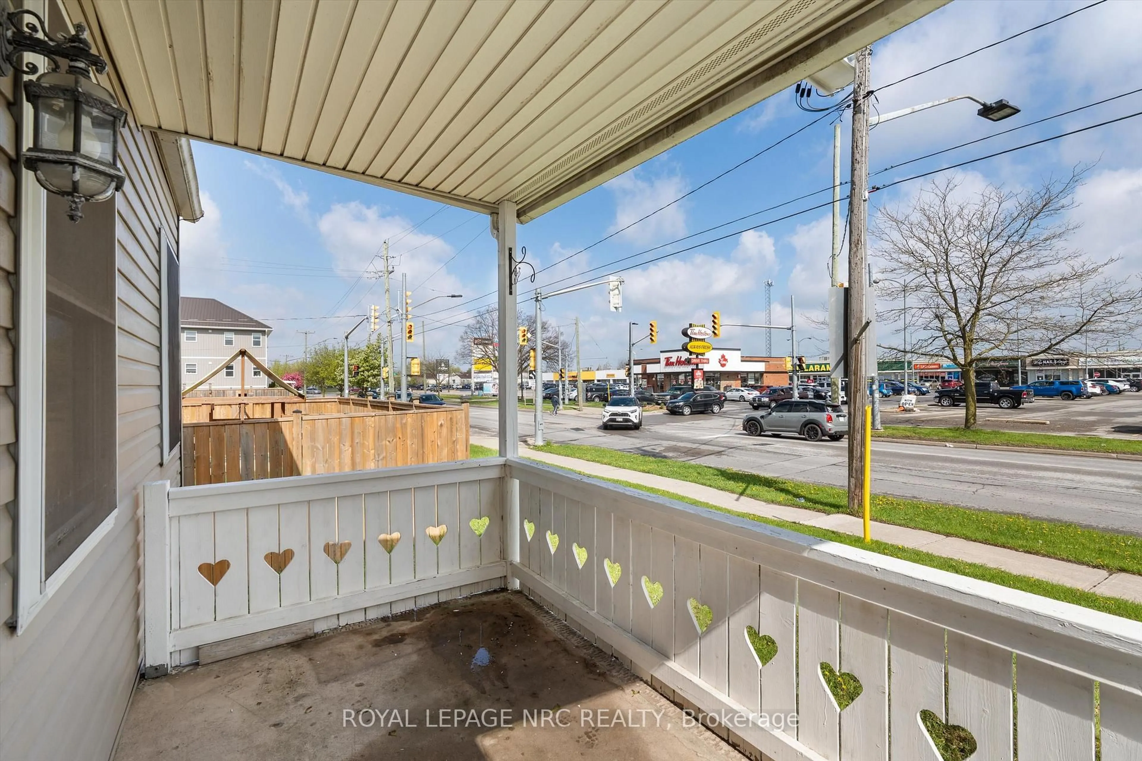 Patio, street for 361 Lincoln St, Welland Ontario L3B 4N6