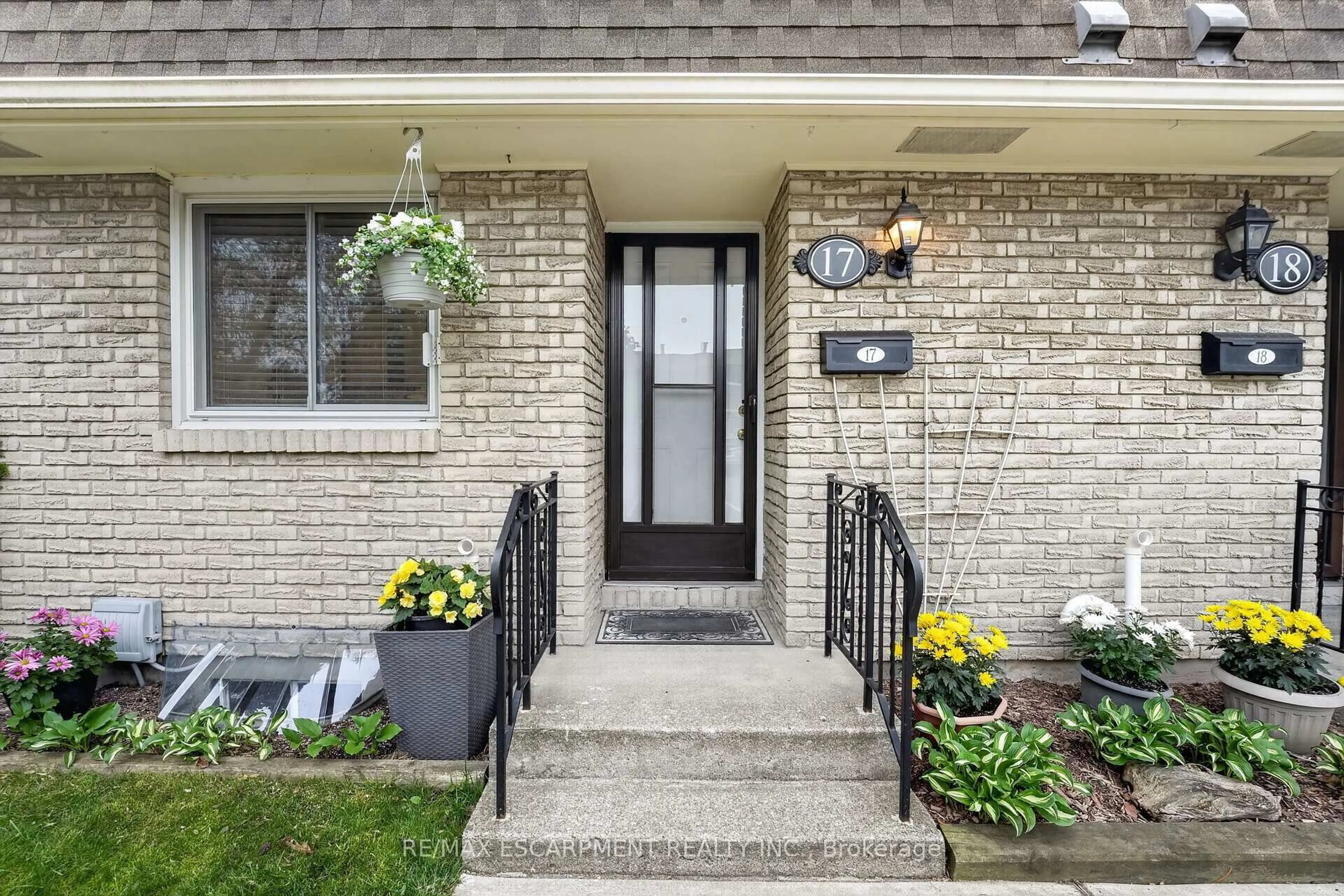 Indoor entryway for 50 Lakeshore Rd #17, St. Catharines Ontario L2N 6P8