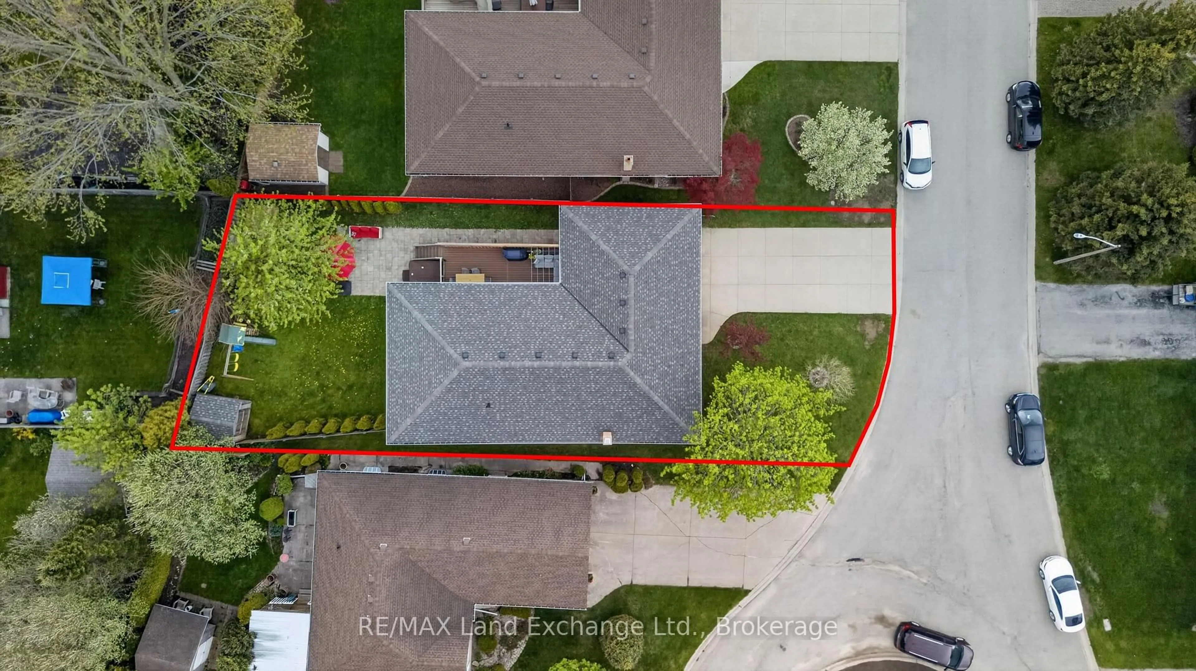 A pic from outside/outdoor area/front of a property/back of a property/a pic from drone, street for 536 Evergreen Crt, Kincardine Ontario N2Z 1V3