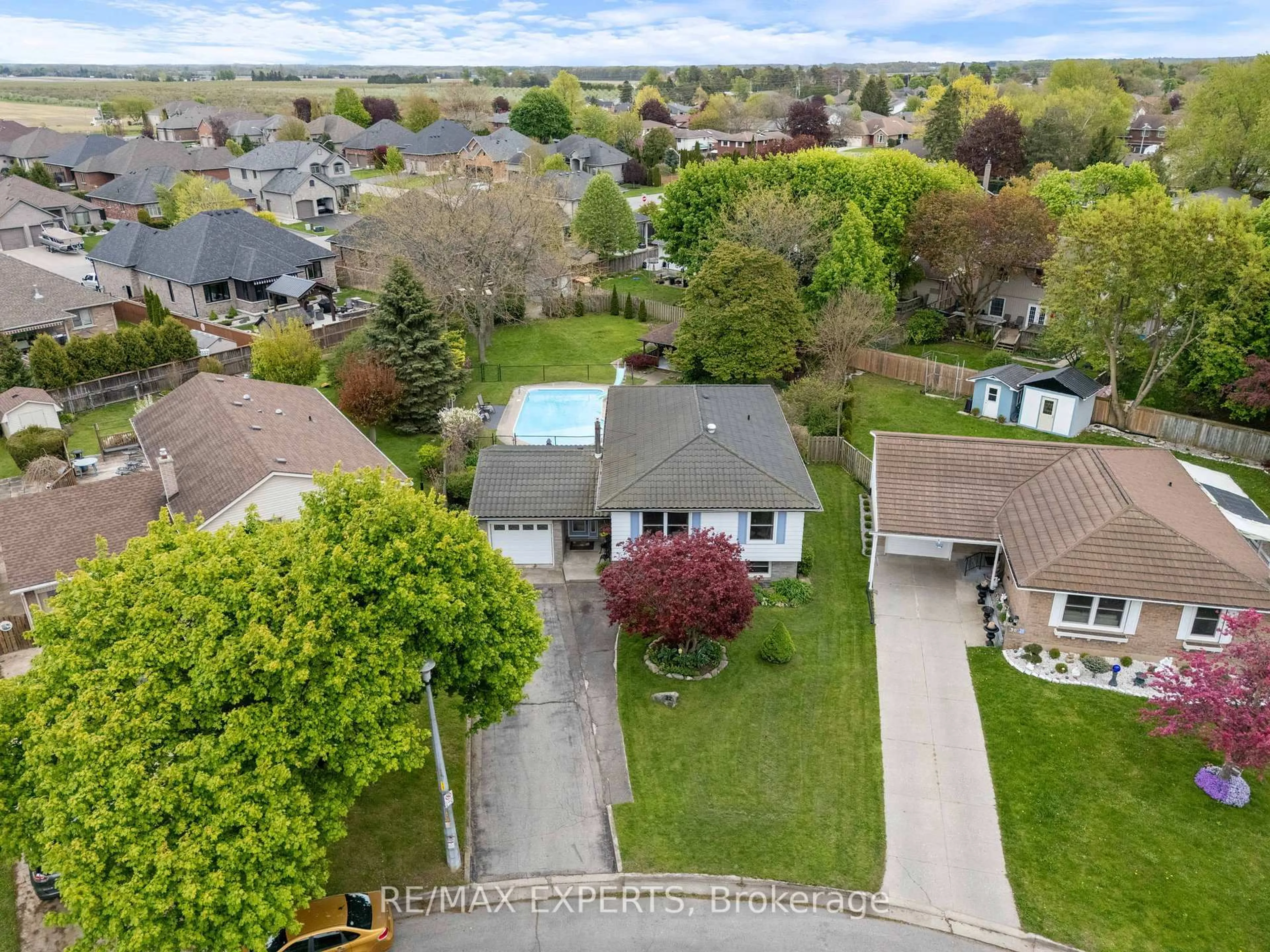 A pic from outside/outdoor area/front of a property/back of a property/a pic from drone, street for 32 Crestlynn Cres, Norfolk Ontario N3Y 4V8