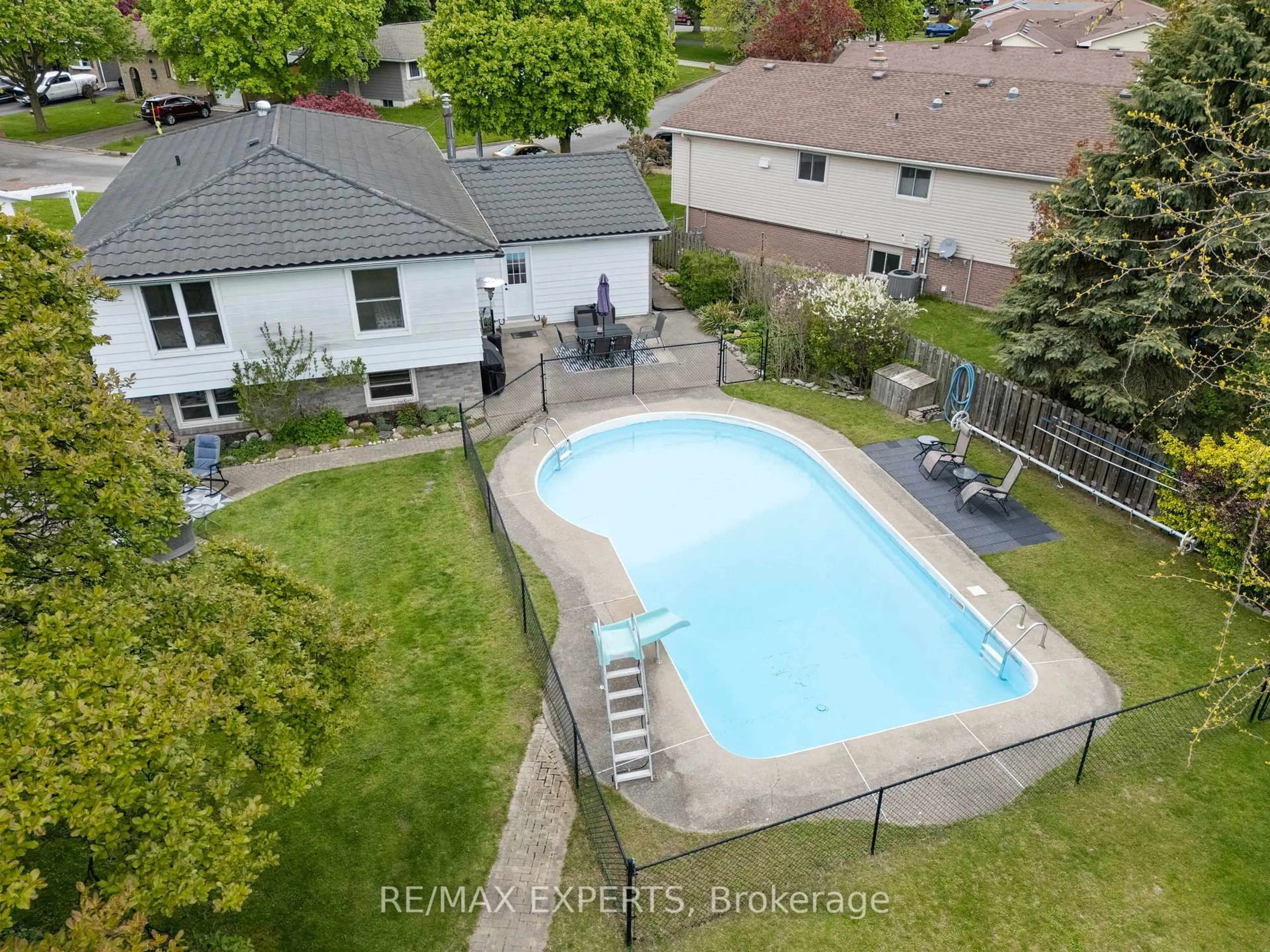 A pic from outside/outdoor area/front of a property/back of a property/a pic from drone, water/lake/river/ocean view for 32 Crestlynn Cres, Norfolk Ontario N3Y 4V8