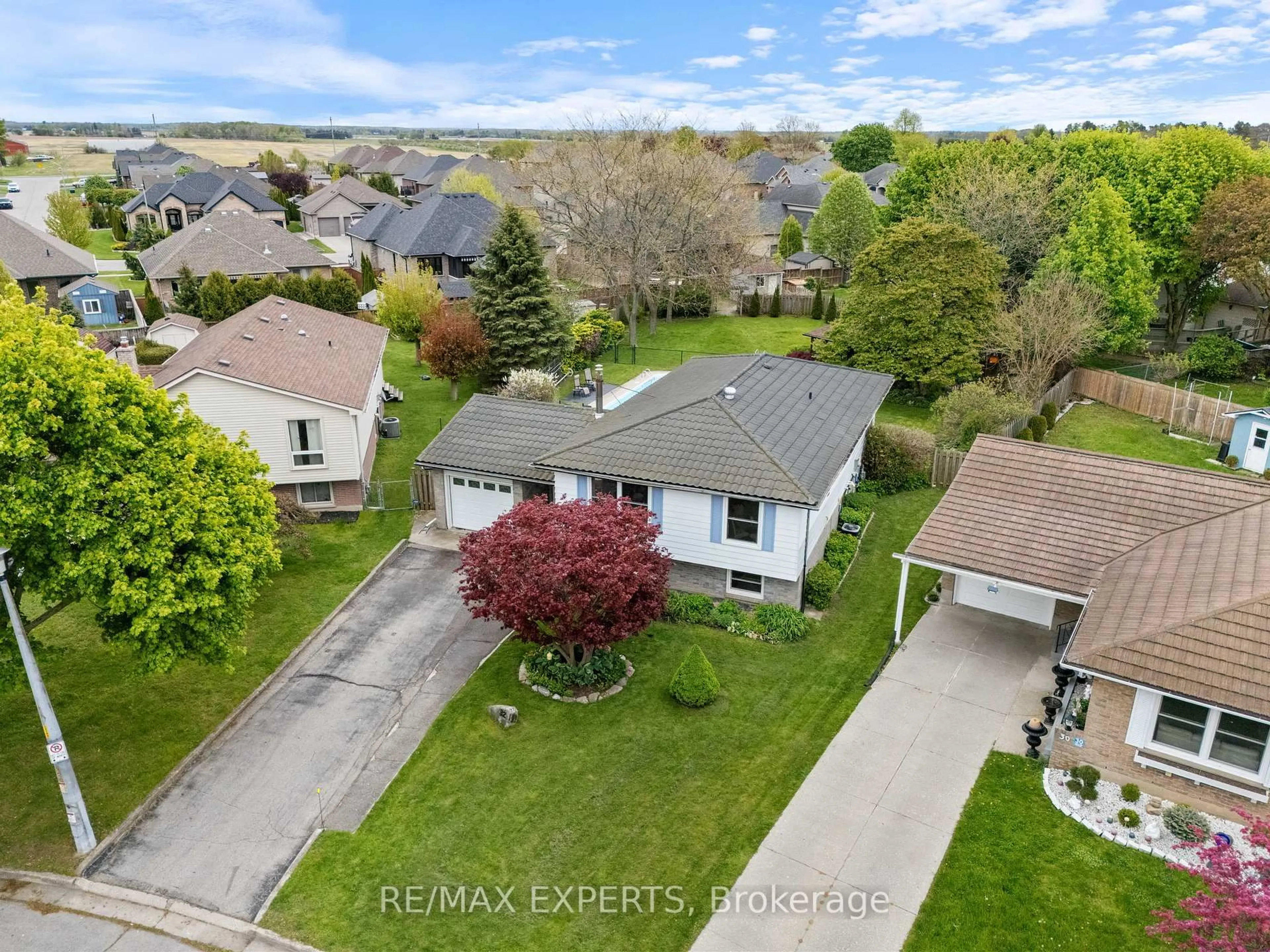 A pic from outside/outdoor area/front of a property/back of a property/a pic from drone, street for 32 Crestlynn Cres, Norfolk Ontario N3Y 4V8