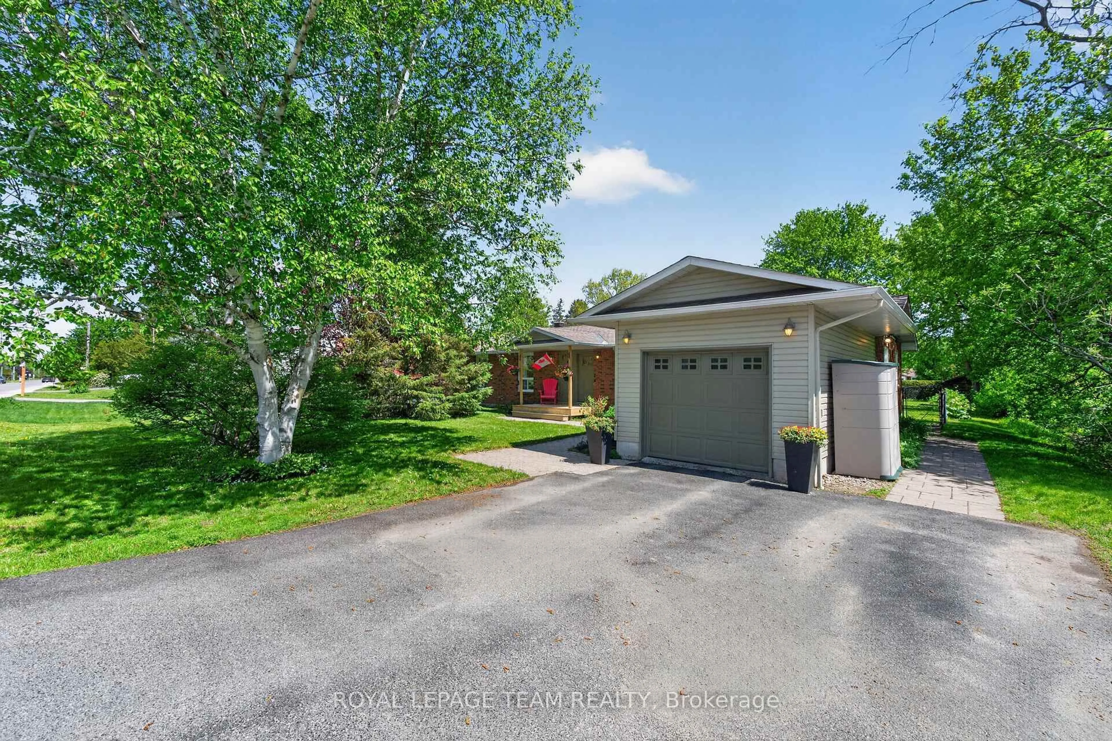 A pic from outside/outdoor area/front of a property/back of a property/a pic from drone, unknown for 46 Fortune St, Richmond Ontario K0A 2Z0