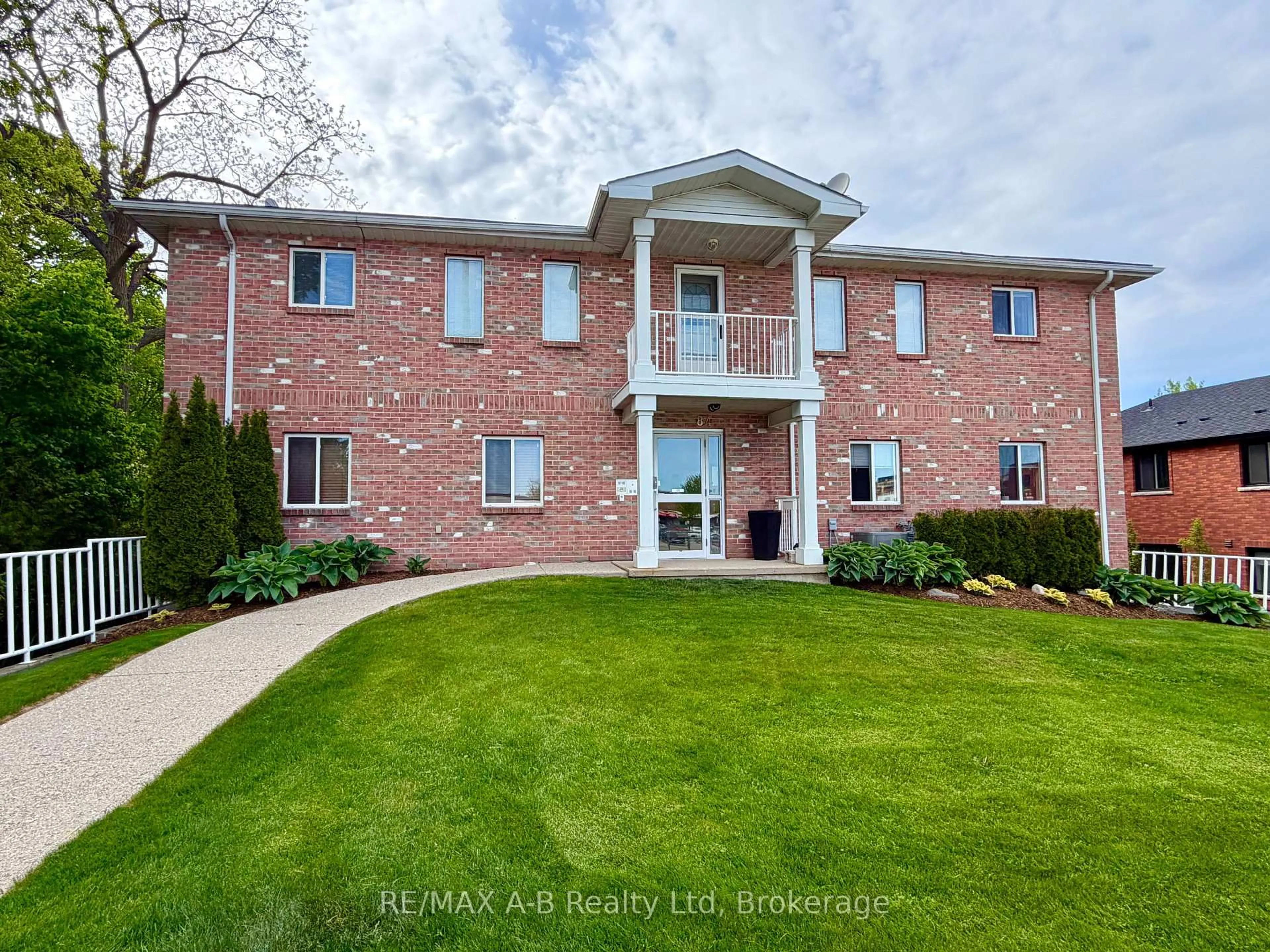 Home with brick exterior material, unknown for 84 Church St #1, Stratford Ontario N5A 2R2