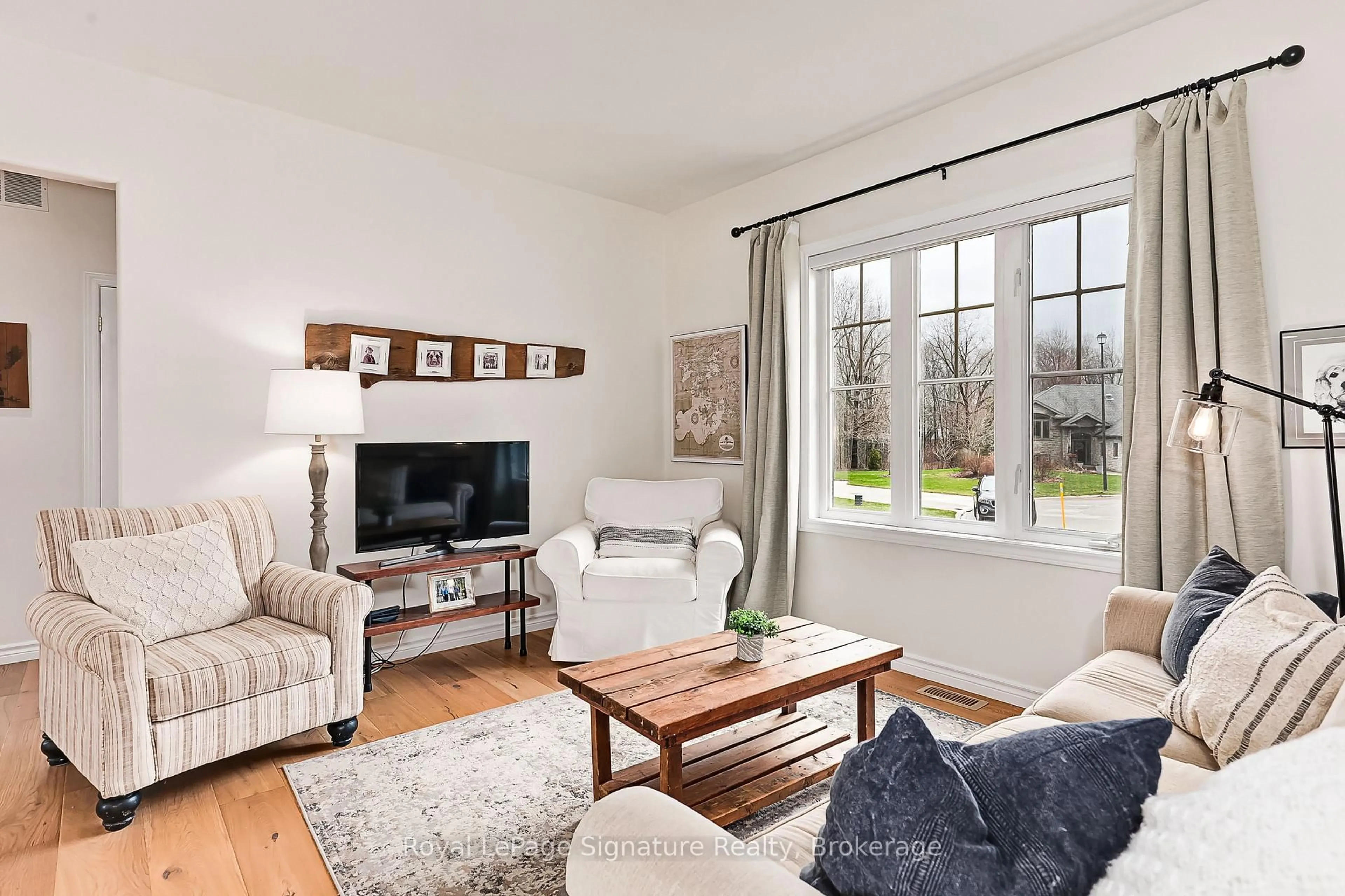 Living room with furniture, wood/laminate floor for 7 Grace Ave, Meaford Ontario N4L 1E7