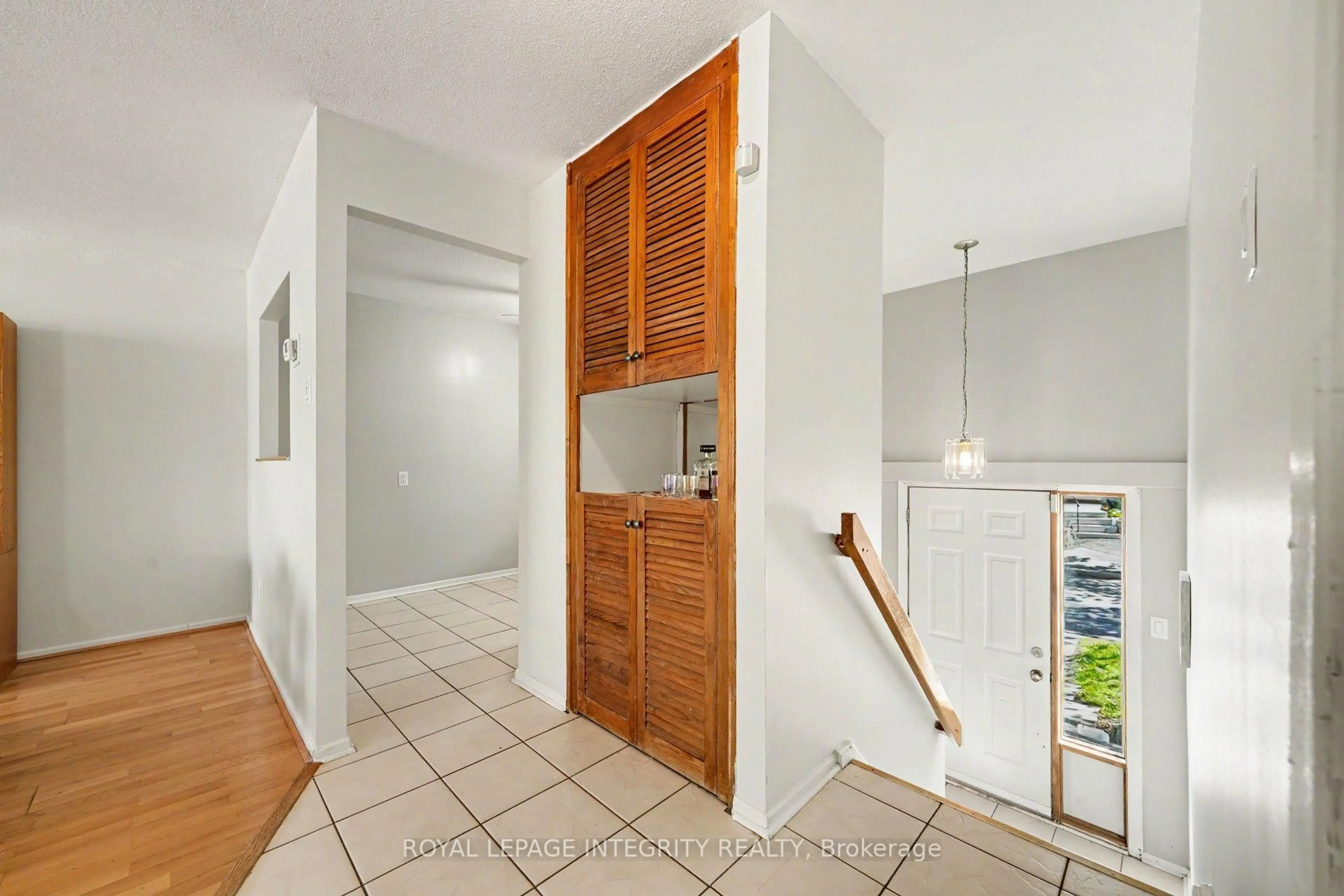 Indoor entryway for 200 Woodfield Dr #106, Ottawa Ontario K2G 3W8