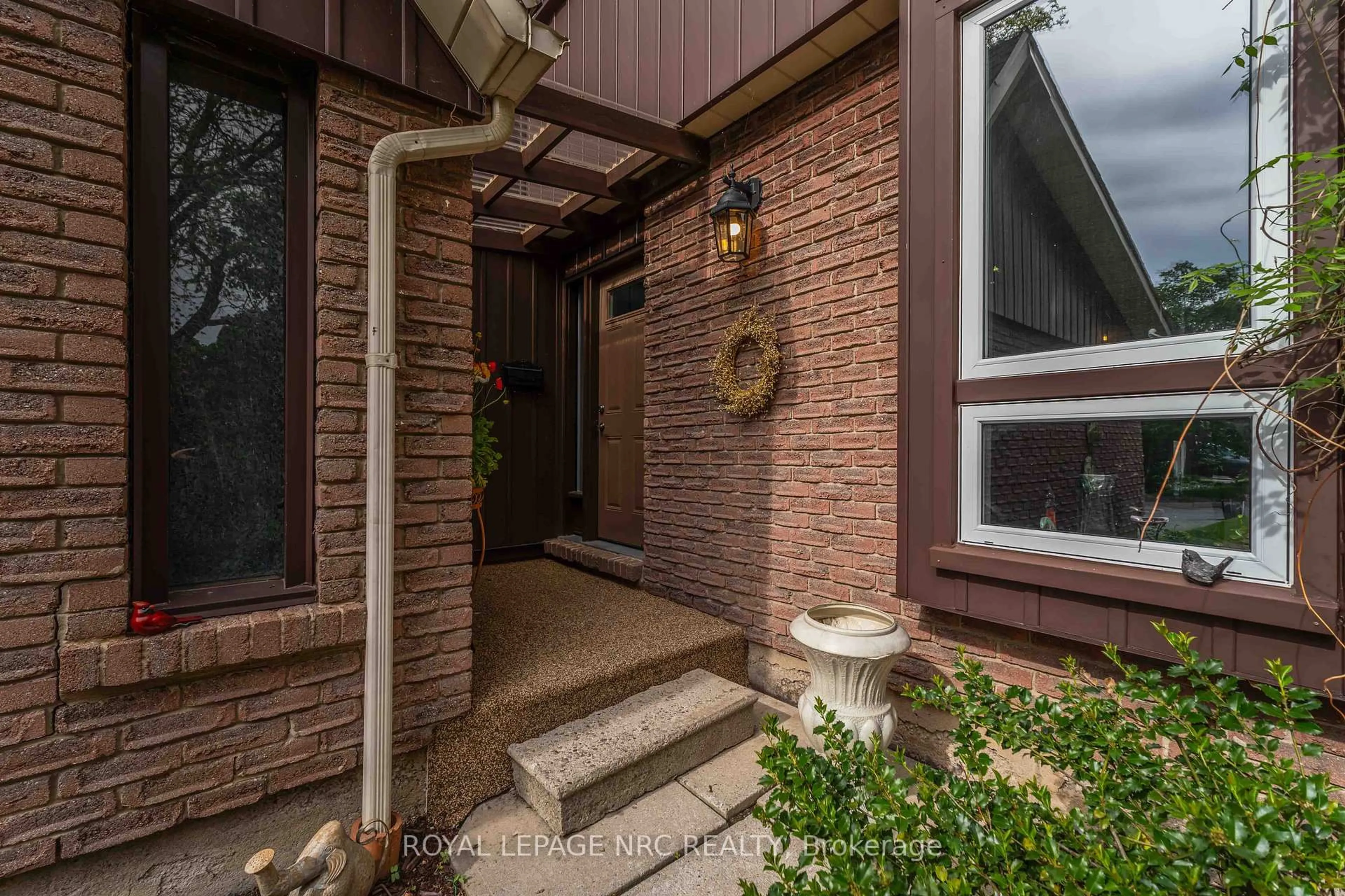 Home with brick exterior material, street for 122 Lakeshore Rd #40, St. Catharines Ontario L2N 6N6