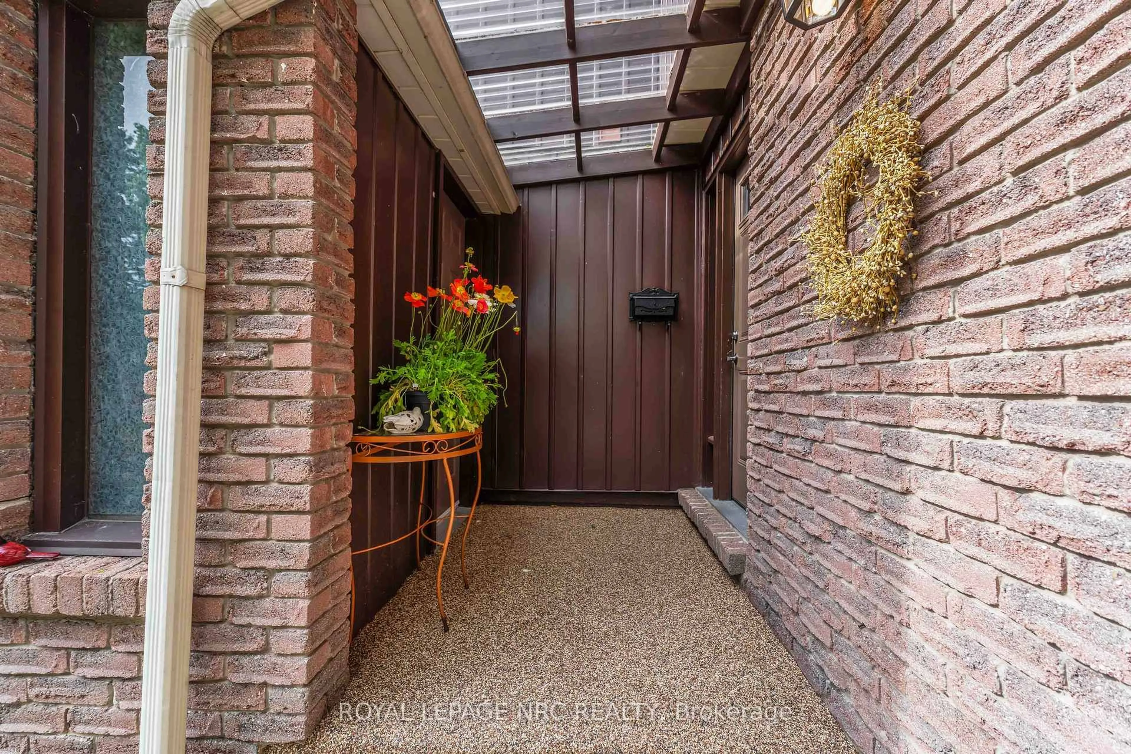 Indoor entryway for 122 Lakeshore Rd #40, St. Catharines Ontario L2N 6N6
