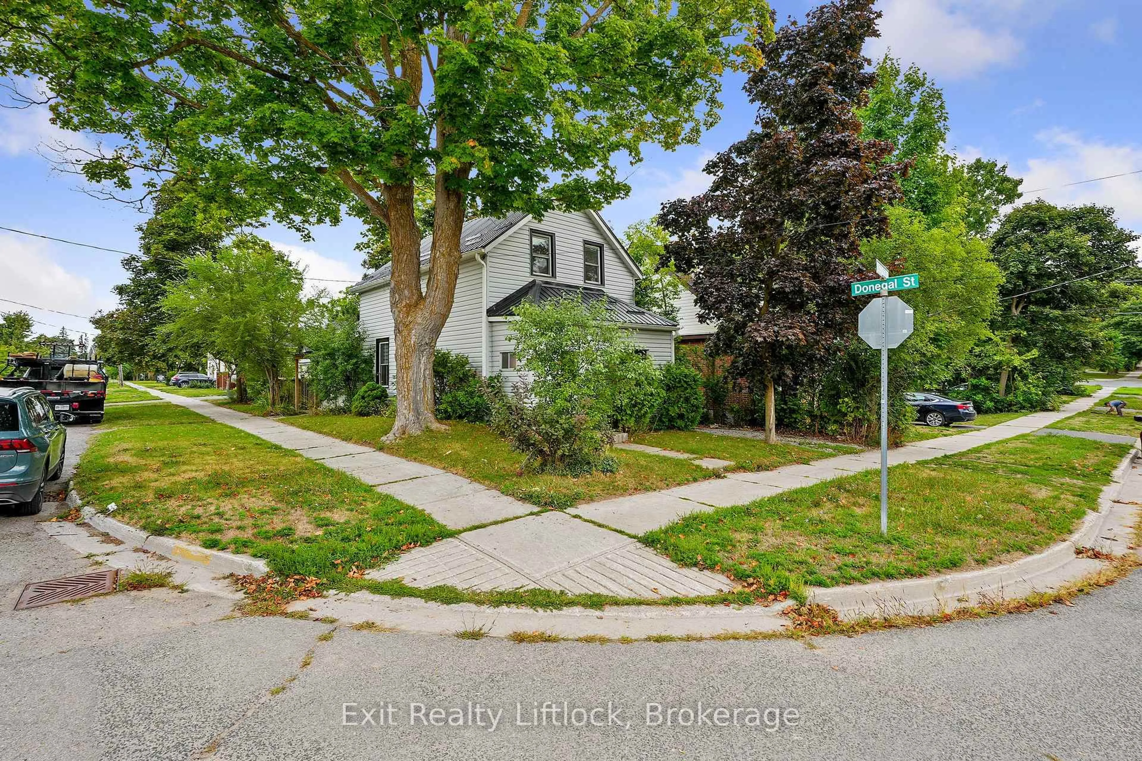 A pic from outside/outdoor area/front of a property/back of a property/a pic from drone, street for 378 London St, Peterborough Ontario K9H 2Z8