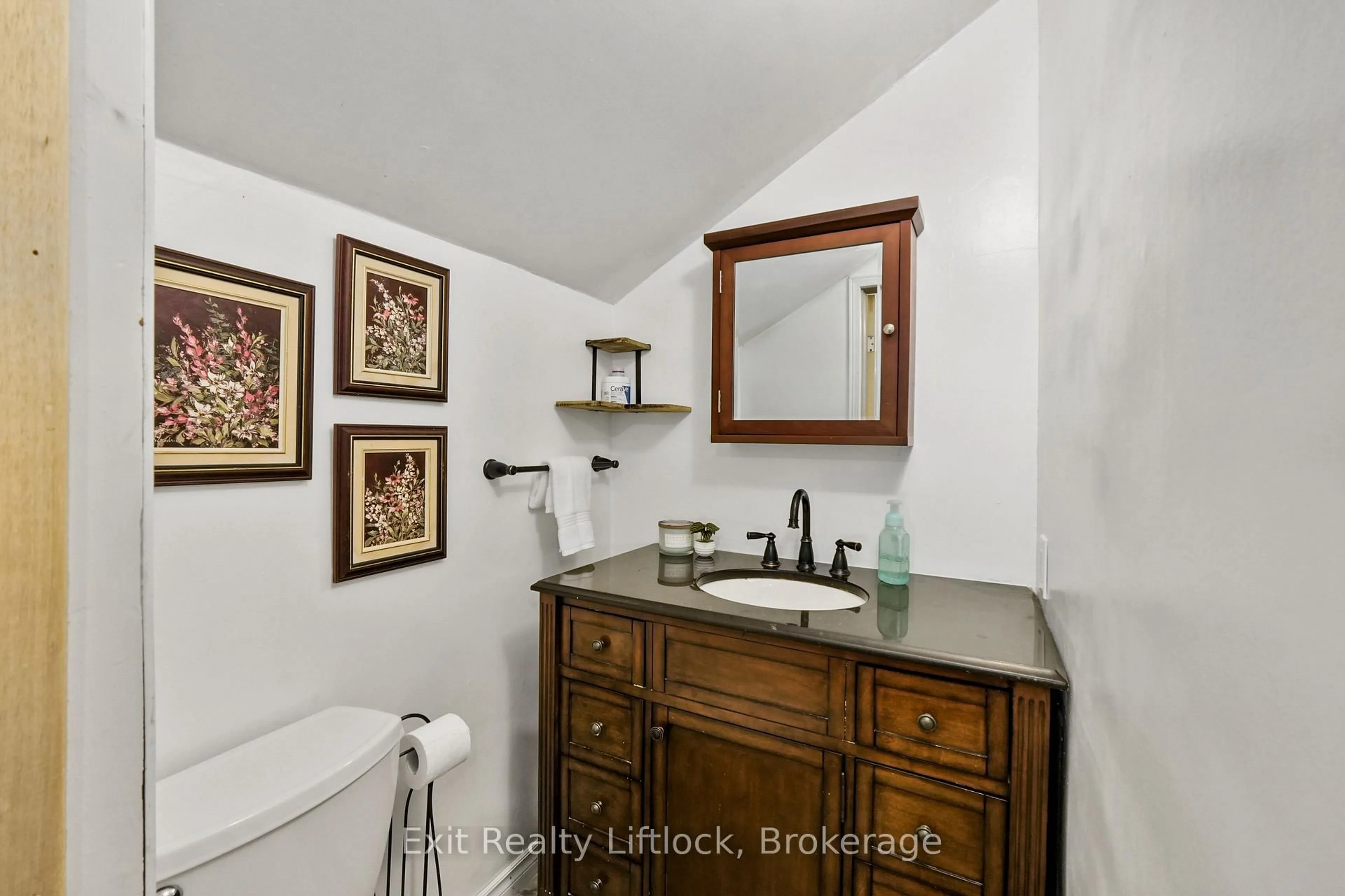 Standard bathroom, ceramic/tile floor for 378 London St, Peterborough Ontario K9H 2Z8