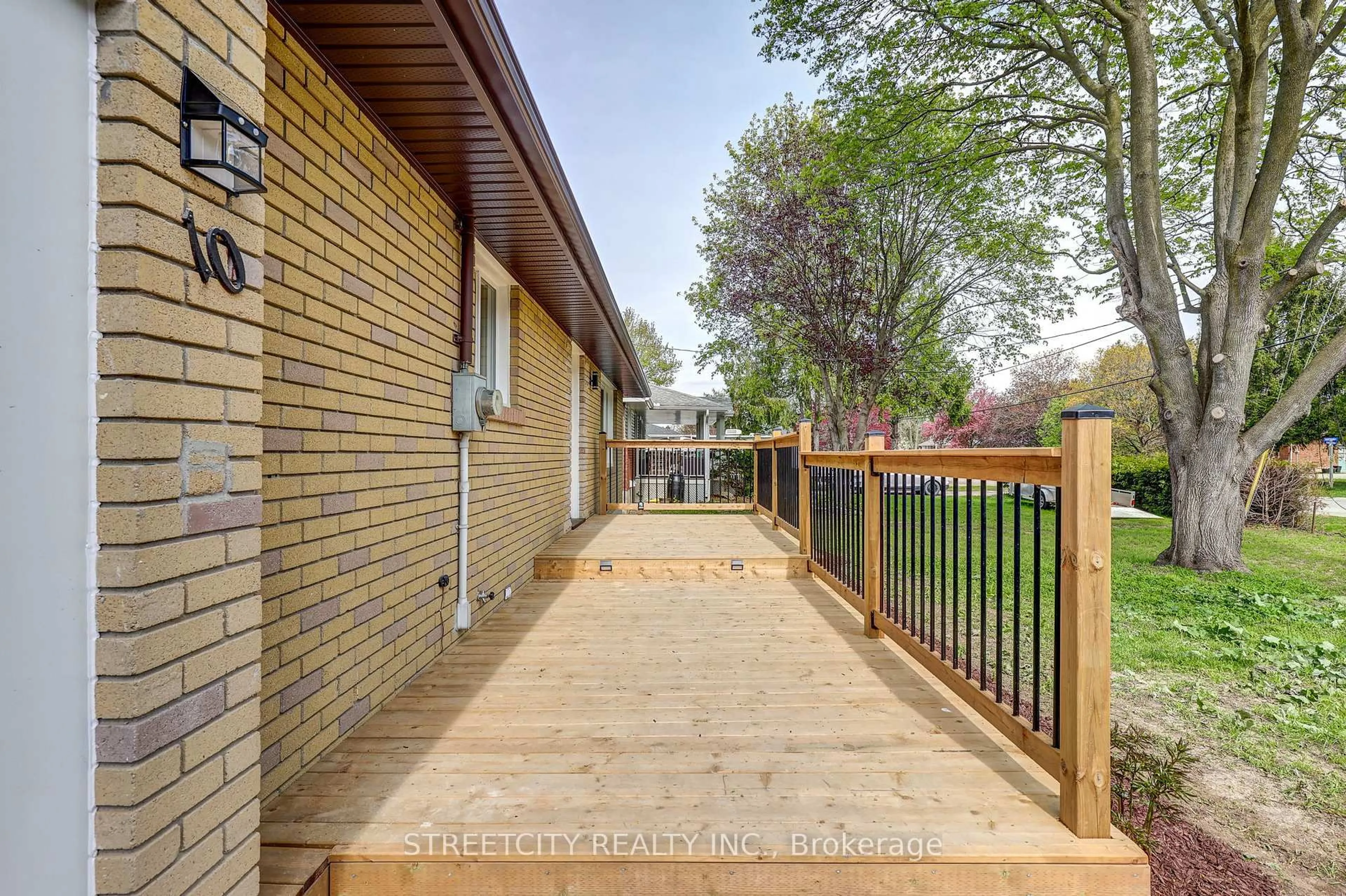 Patio, street for 10 Vineden Dr, Central Elgin Ontario N5P 2M6