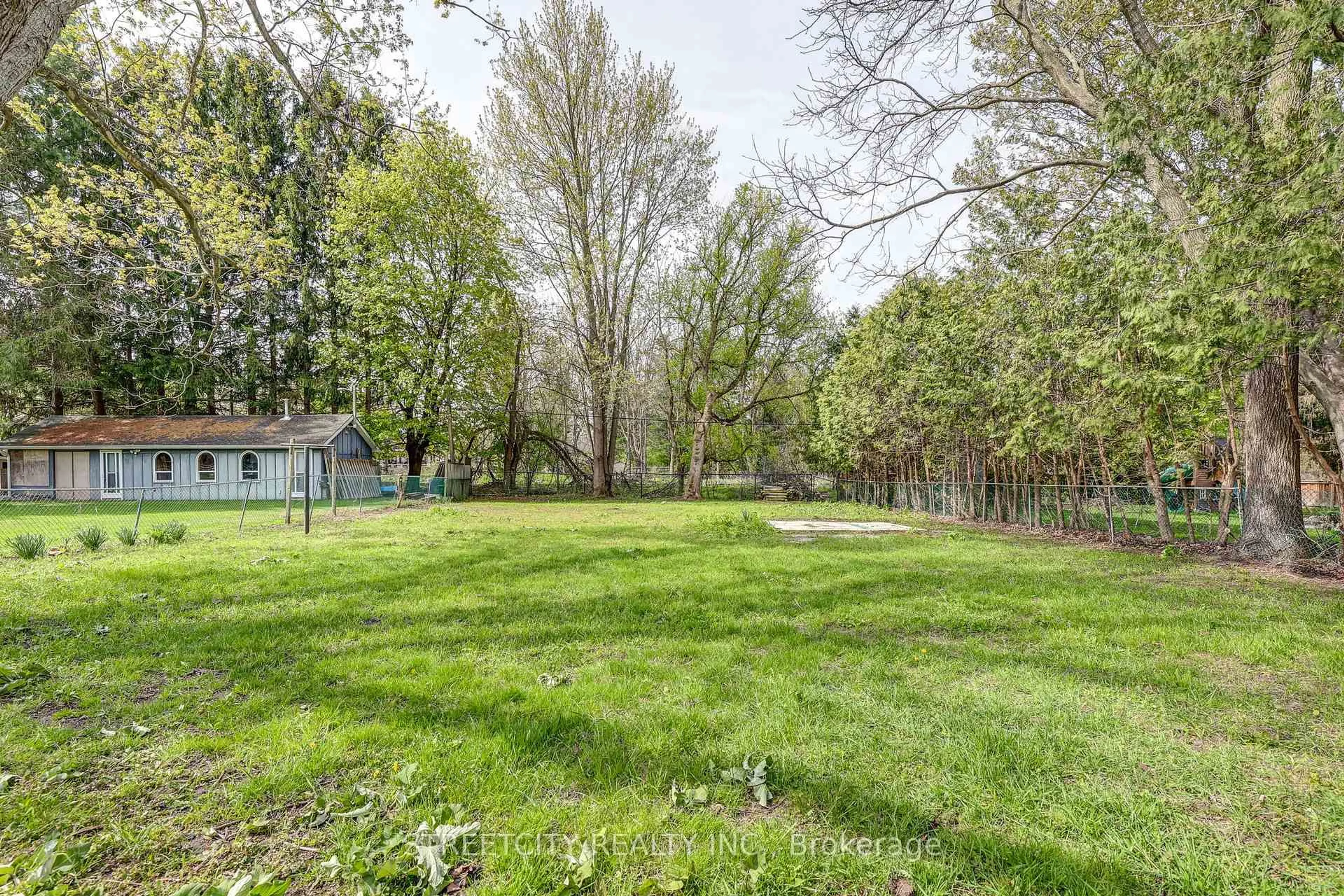 Patio, forest/trees view for 10 Vineden Dr, Central Elgin Ontario N5P 2M6