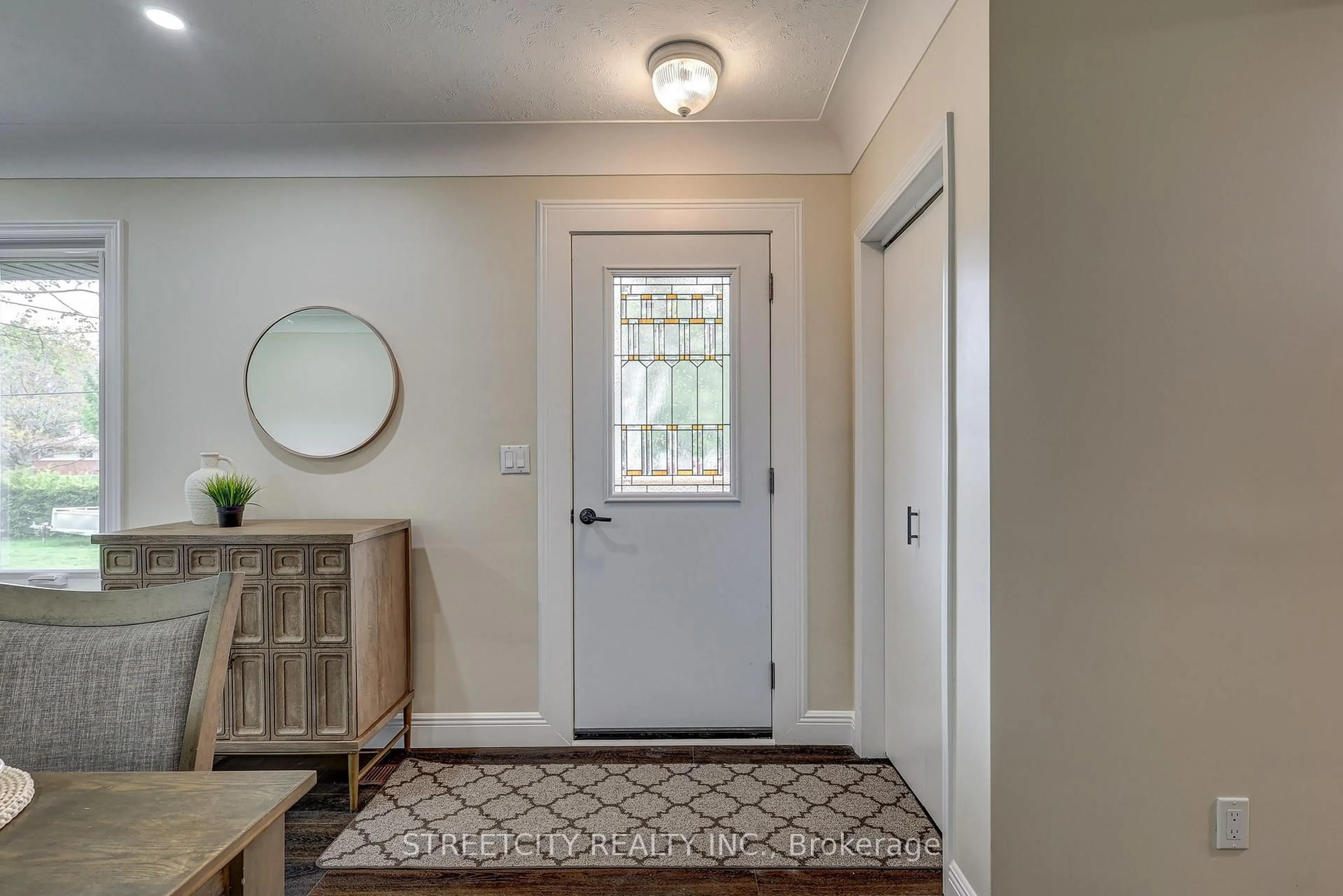 Indoor entryway for 10 Vineden Dr, Central Elgin Ontario N5P 2M6