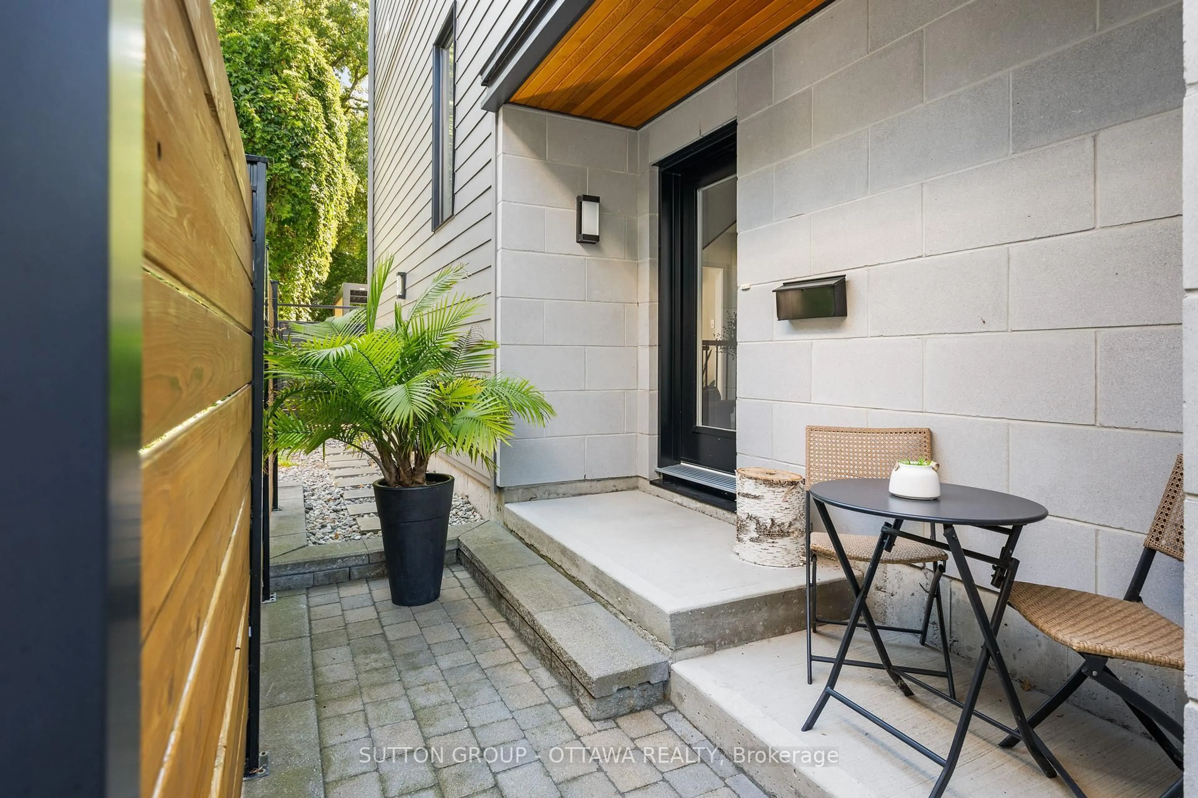 Patio, street for 1127 NORTH RIVER Rd, Ottawa Ontario K1K 3W4