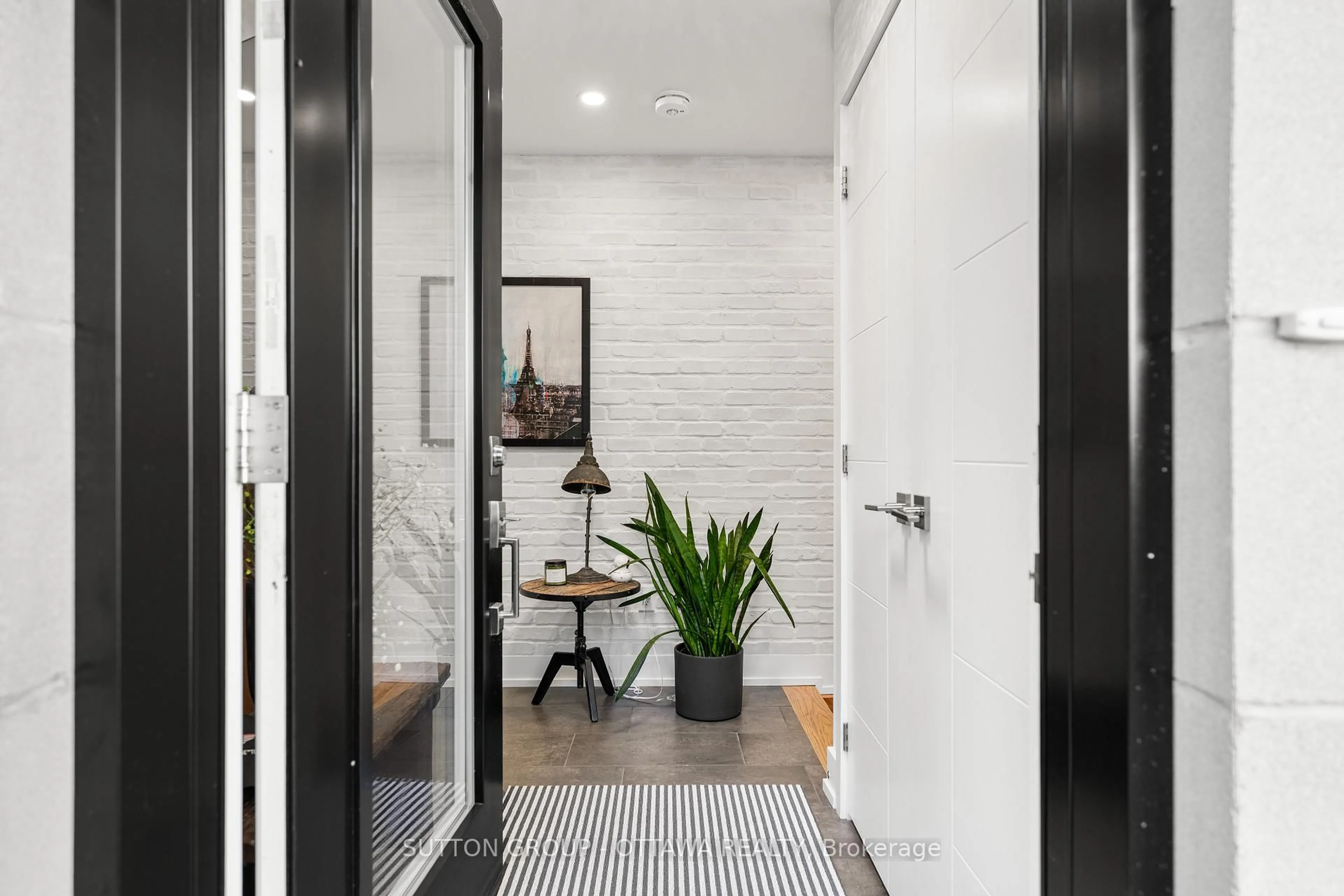 Indoor entryway for 1127 NORTH RIVER Rd, Ottawa Ontario K1K 3W4