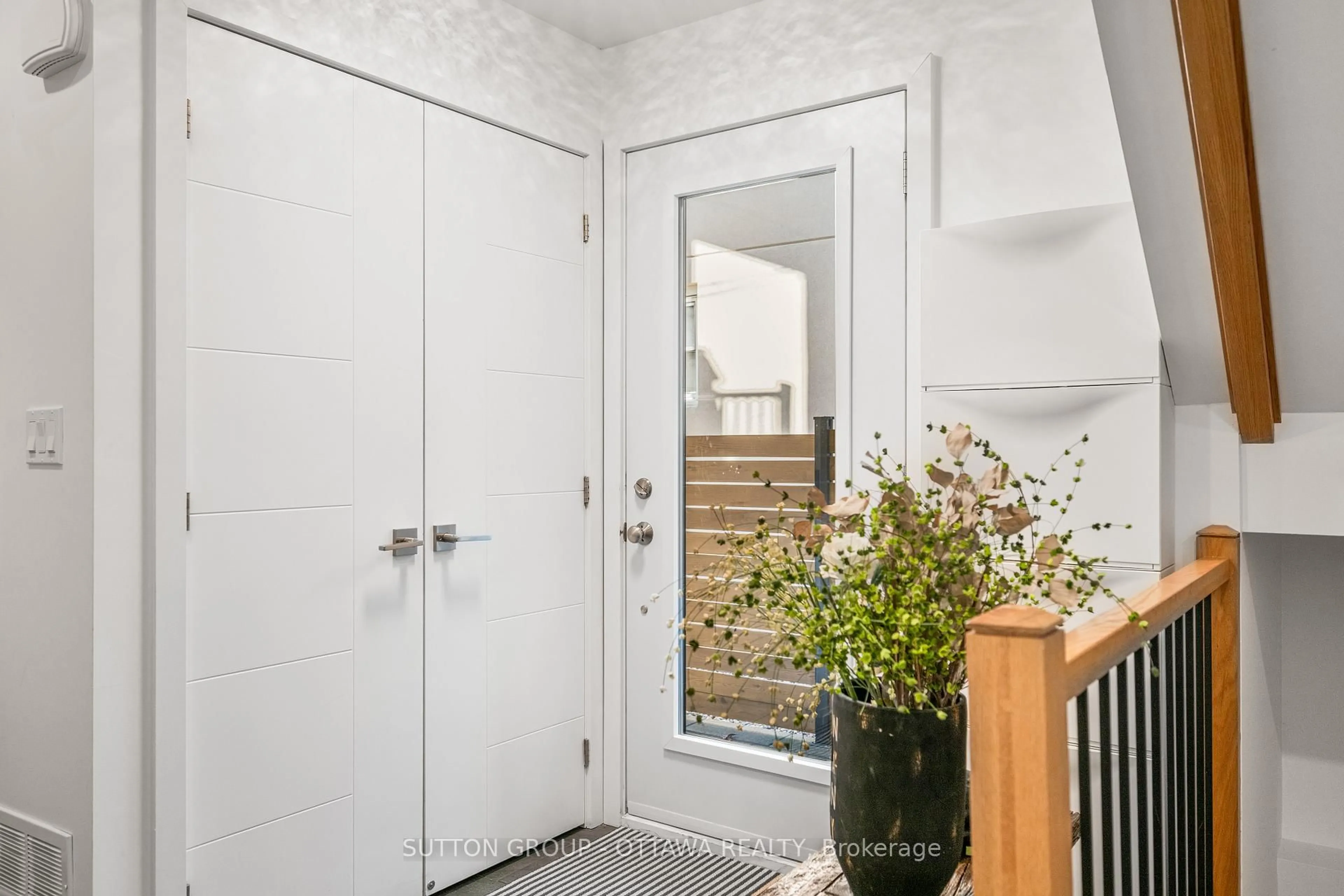 Indoor entryway for 1127 NORTH RIVER Rd, Ottawa Ontario K1K 3W4