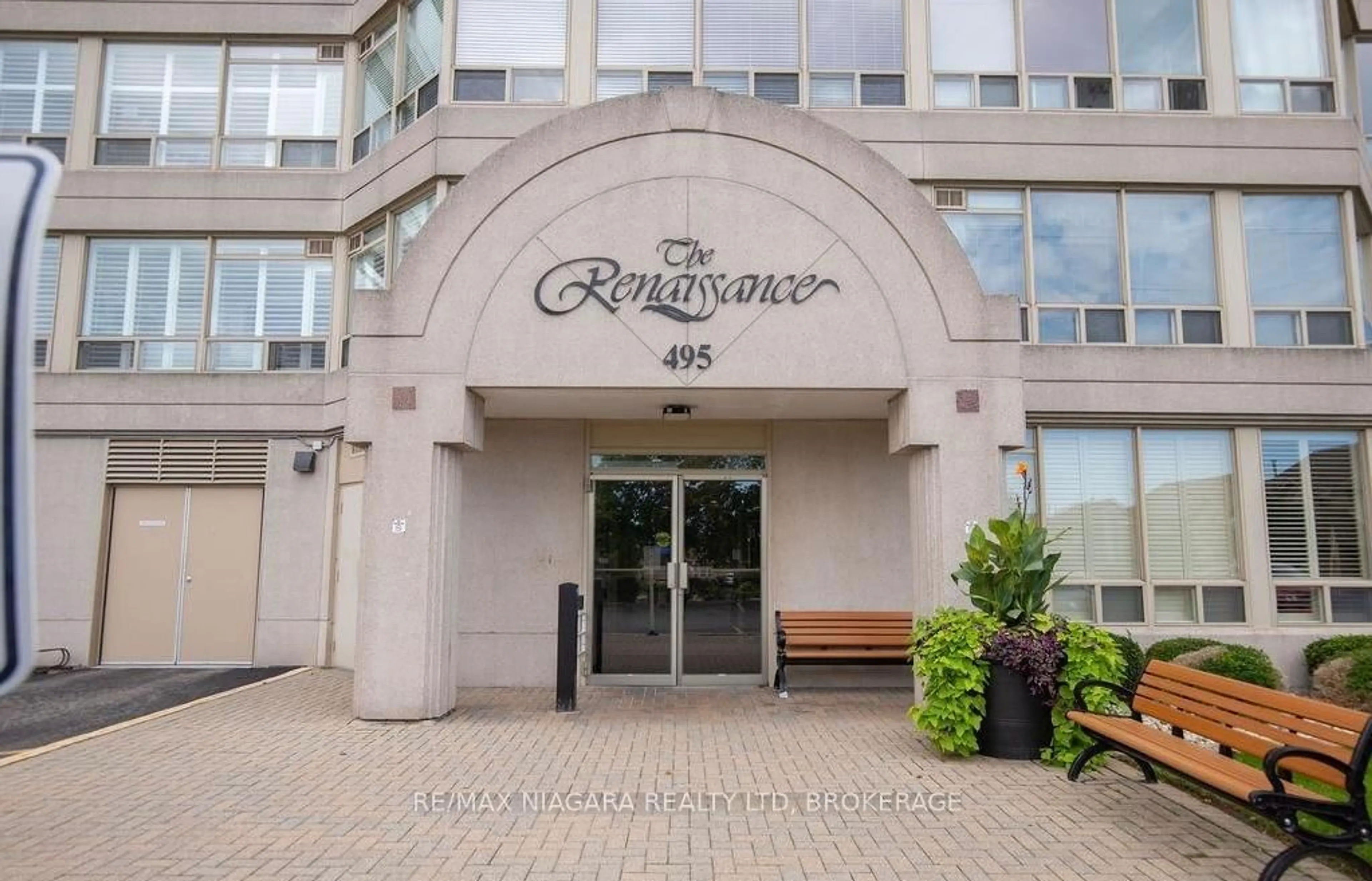 Indoor foyer for 495 8 Highway #703, Hamilton Ontario L8G 5E1