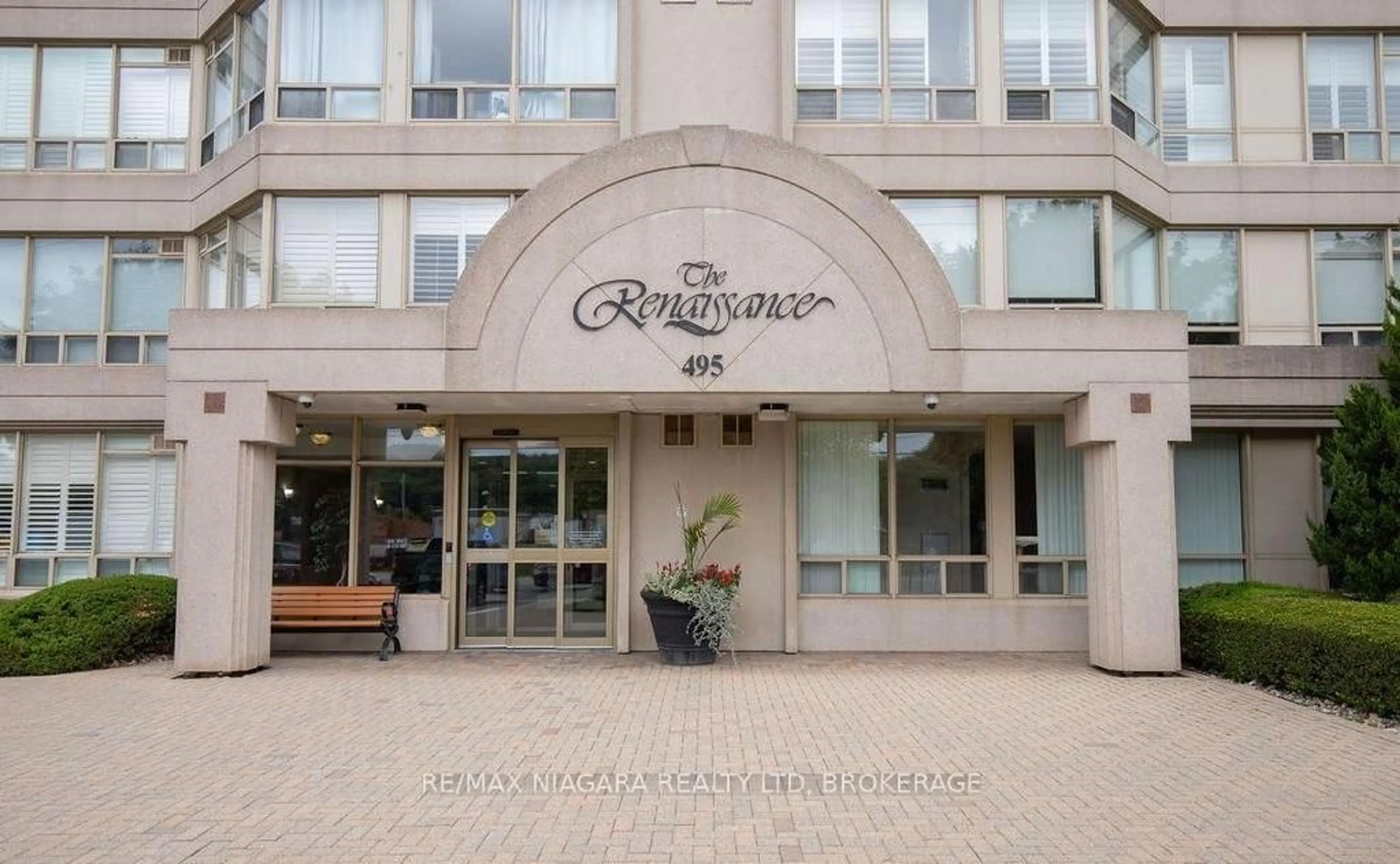 Indoor foyer for 495 8 Highway #703, Hamilton Ontario L8G 5E1