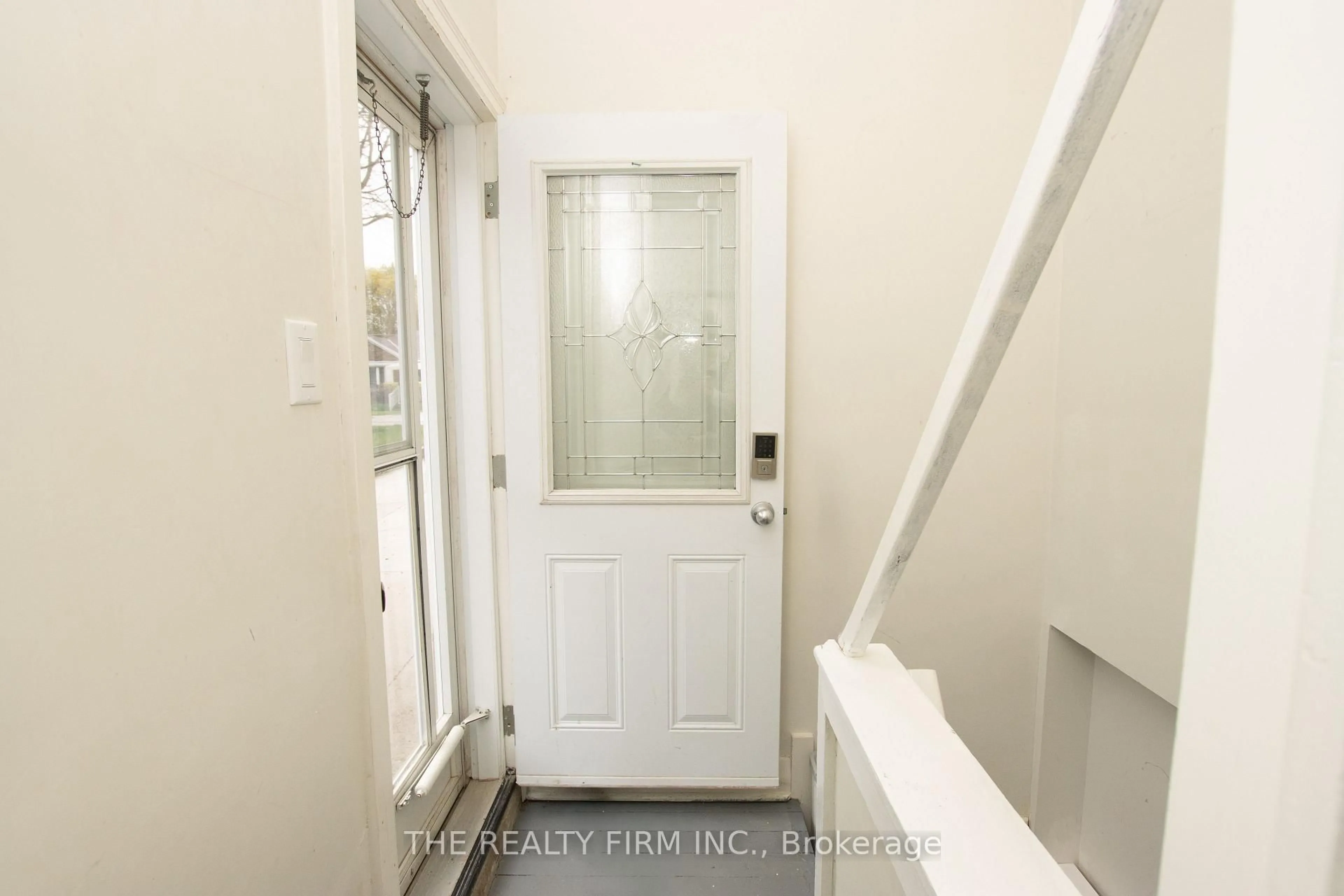 Indoor entryway for 1319 Wilton Ave, London East Ontario N5W 2H5