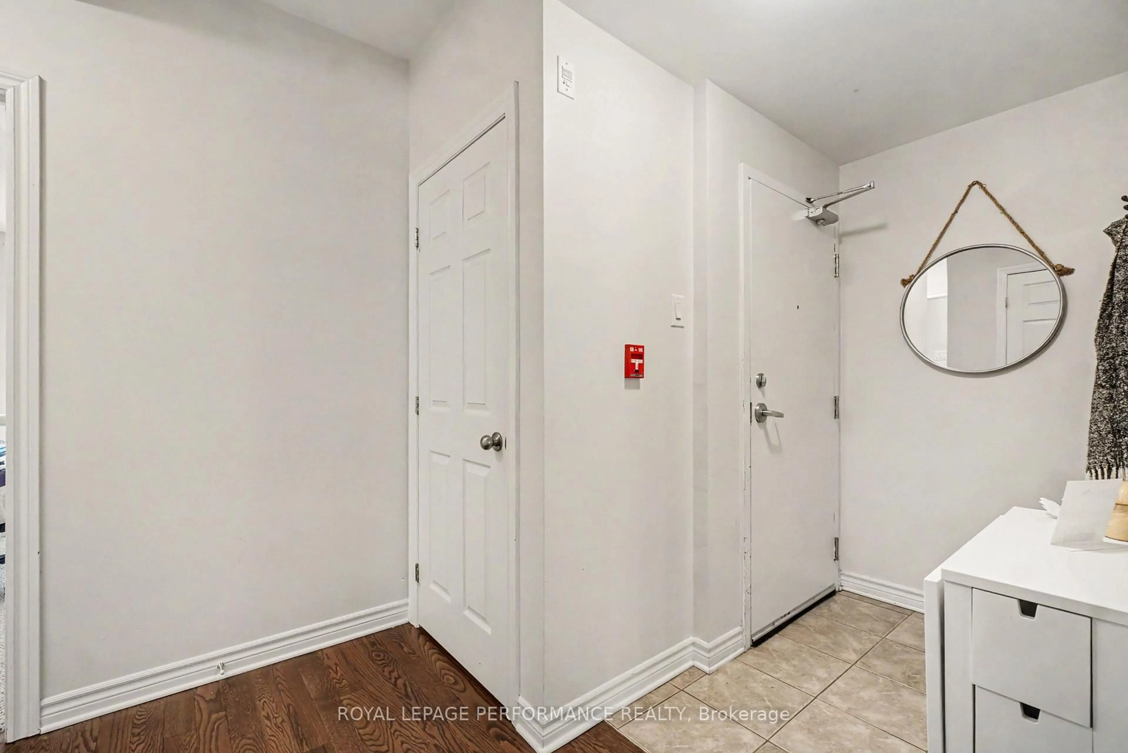 Indoor entryway for 326 Everest Private #D, Ottawa Ontario K1G 4E3