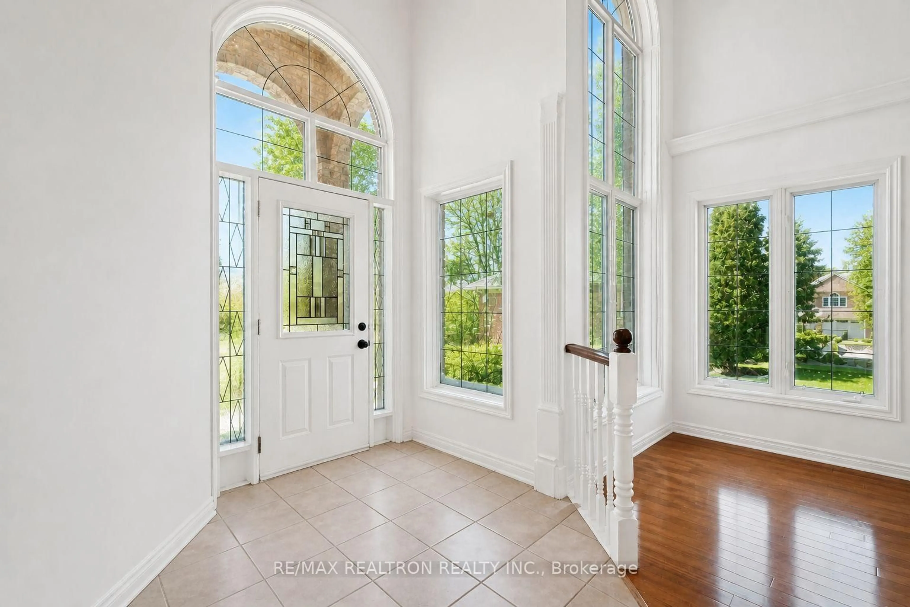 Indoor entryway for 11 Redtail Cres, Hamilton Ontario L9B 2R6