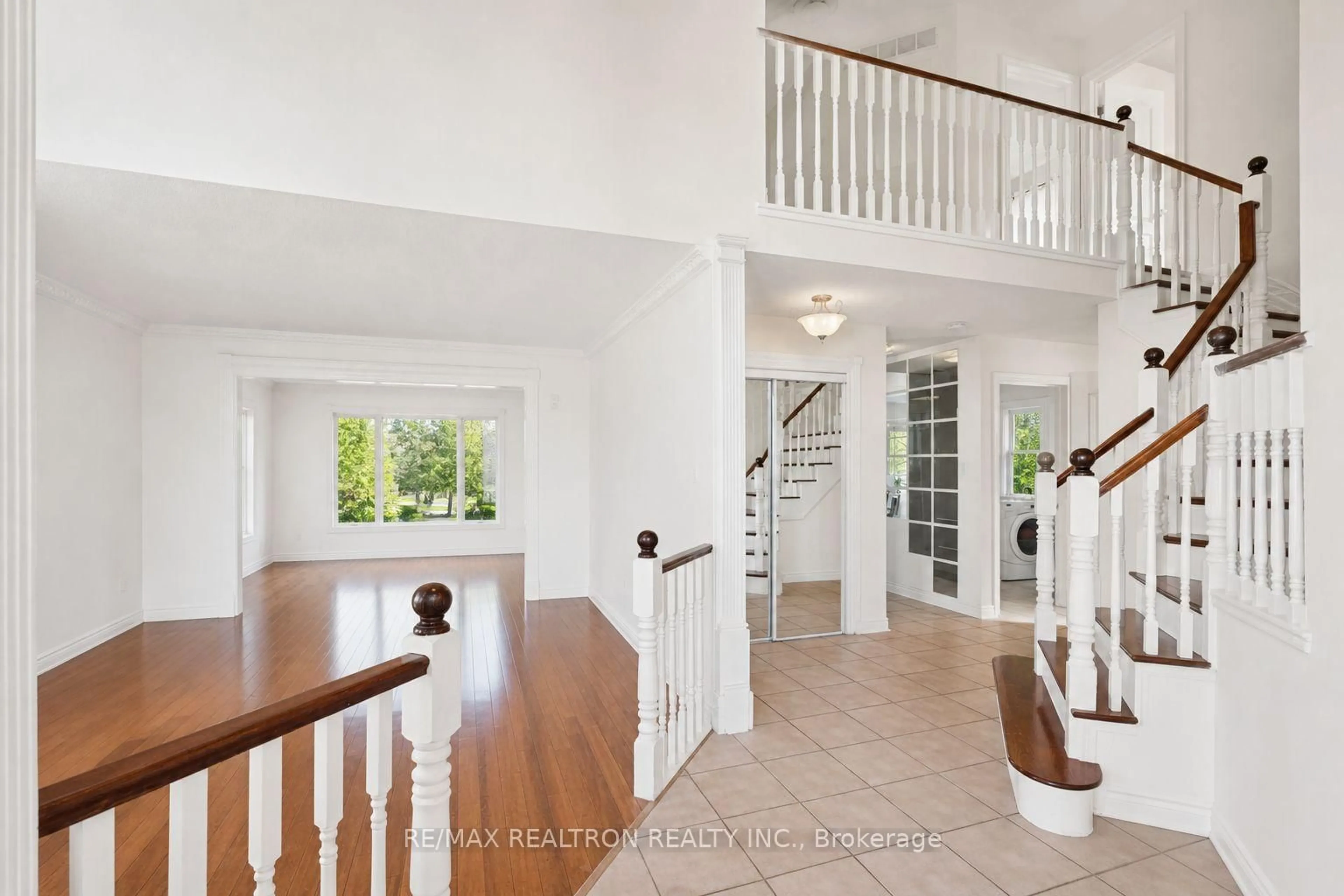 Indoor entryway for 11 Redtail Cres, Hamilton Ontario L9B 2R6