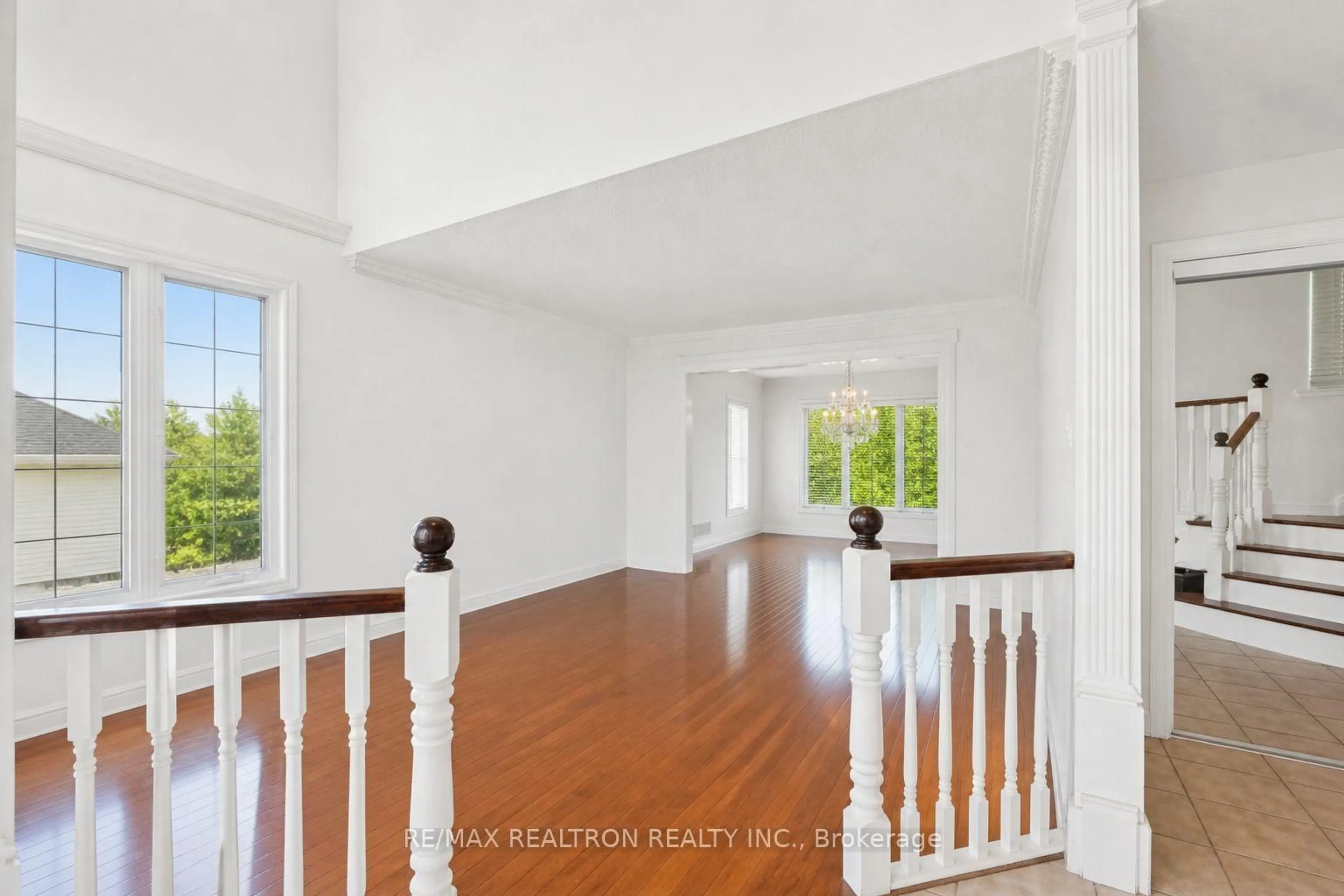 Indoor foyer for 11 Redtail Cres, Hamilton Ontario L9B 2R6