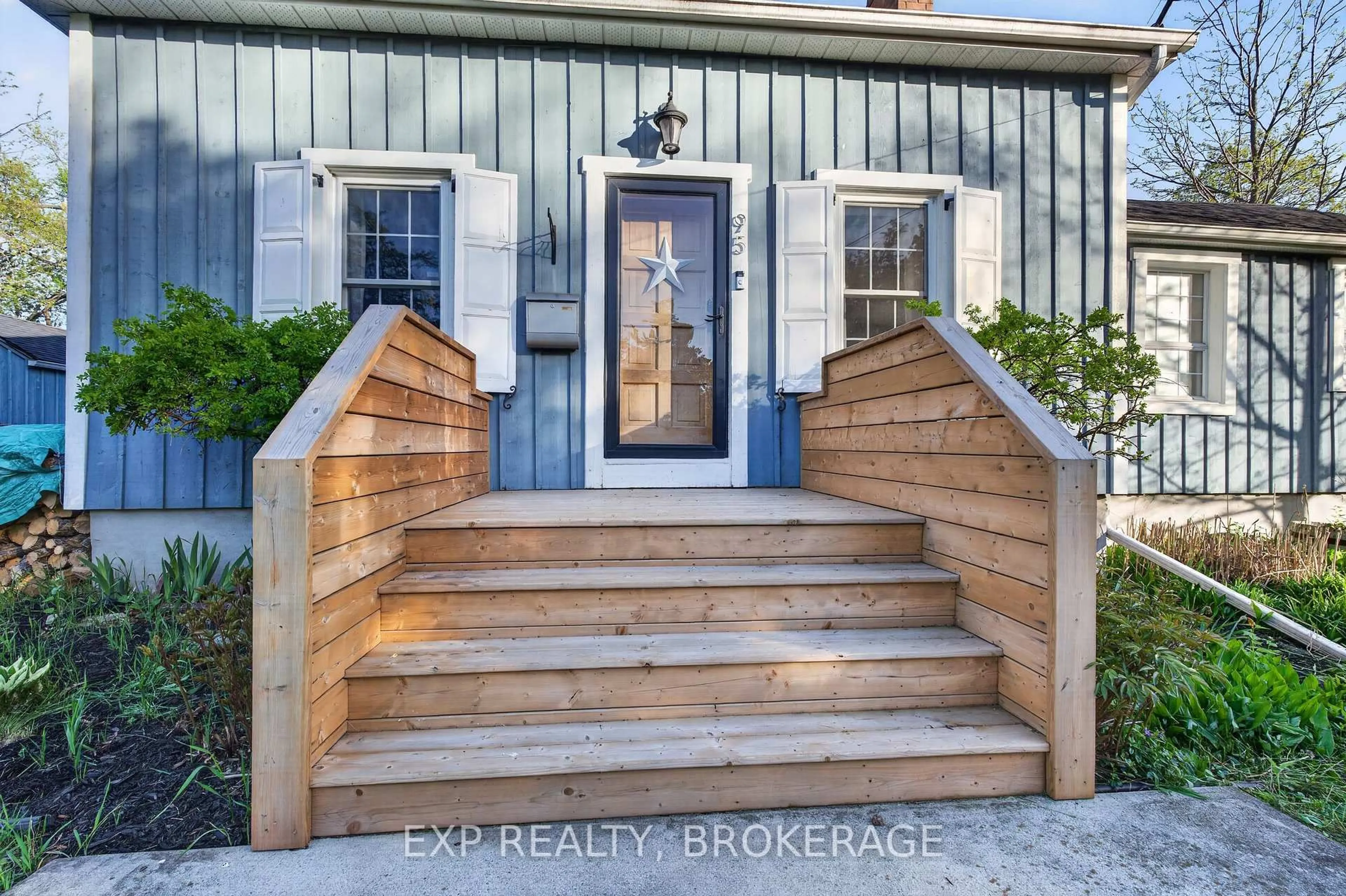Indoor entryway for 95 MAIN St, Bath Ontario K0H 1G0