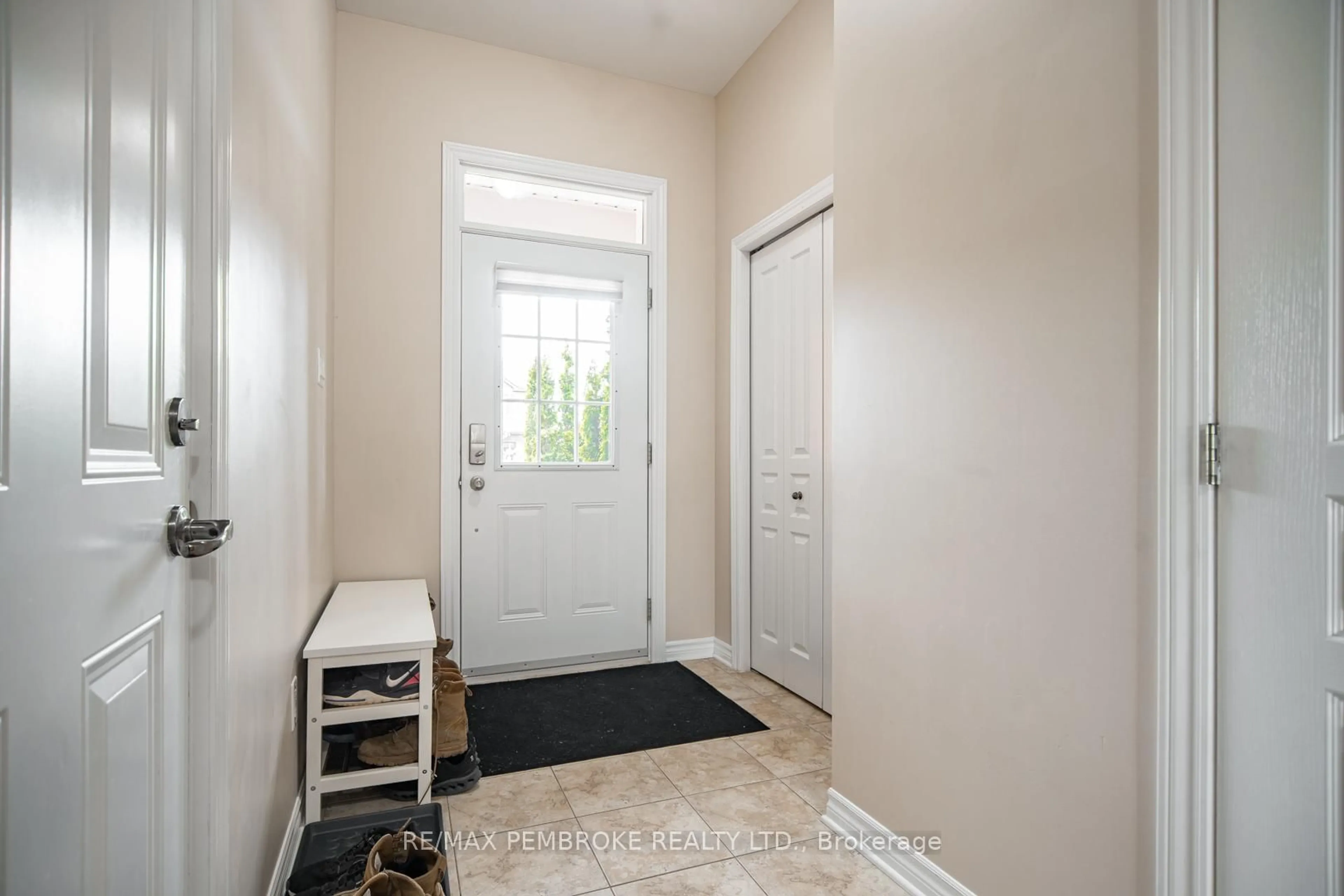 Indoor entryway for 15 Mcnamara St, Petawawa Ontario K8H 0C4