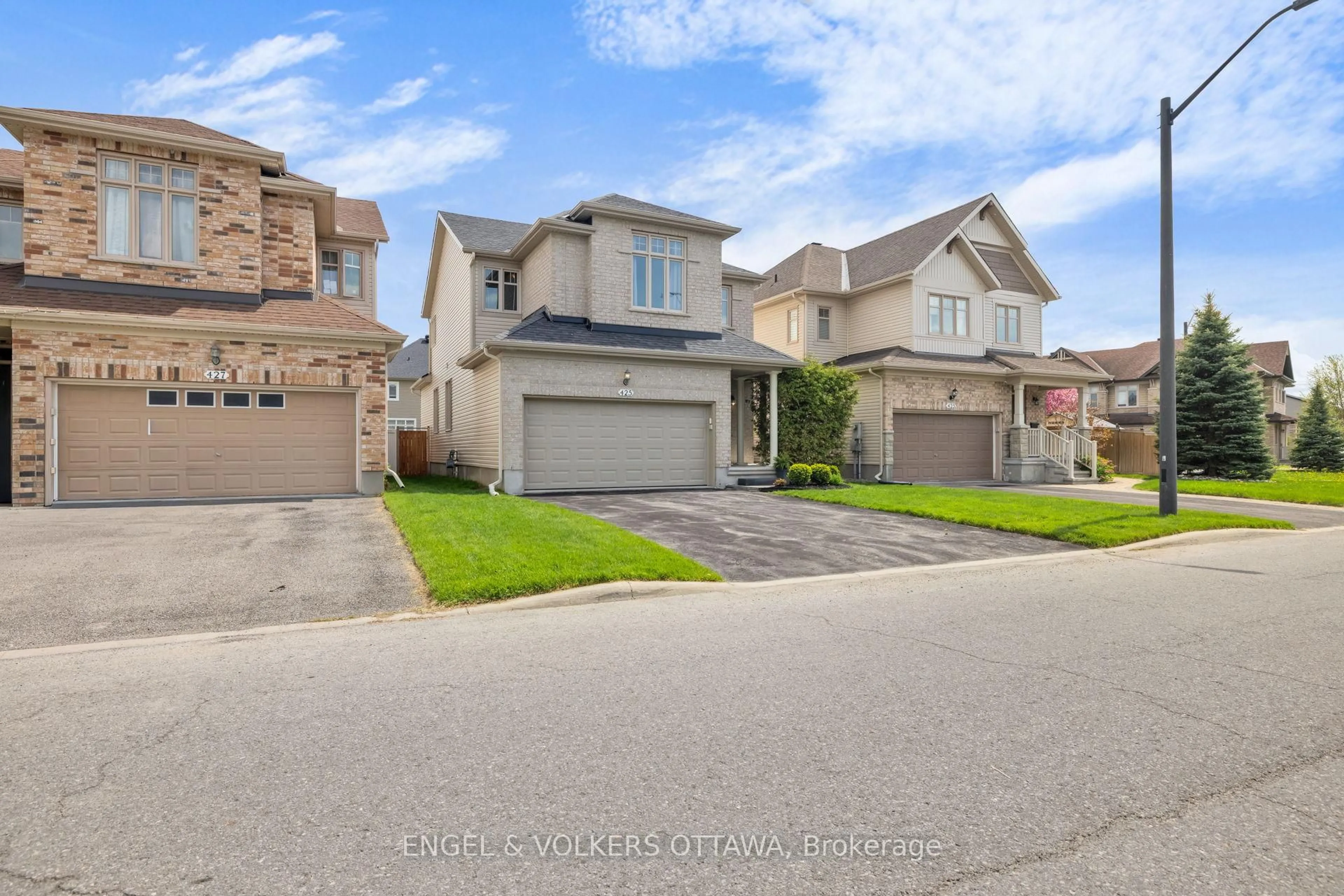 A pic from outside/outdoor area/front of a property/back of a property/a pic from drone, street for 425 Cooks Mill Cres, Ottawa Ontario K1V 2M9