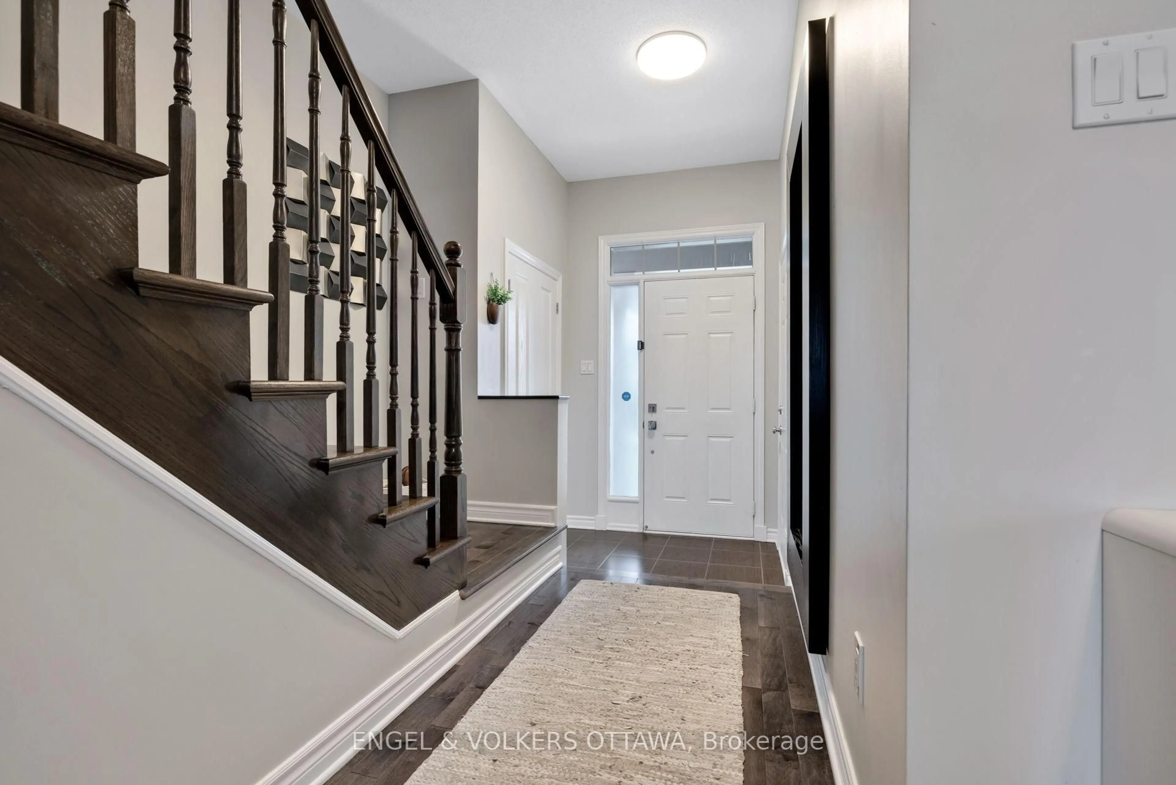Indoor entryway for 425 Cooks Mill Cres, Ottawa Ontario K1V 2M9