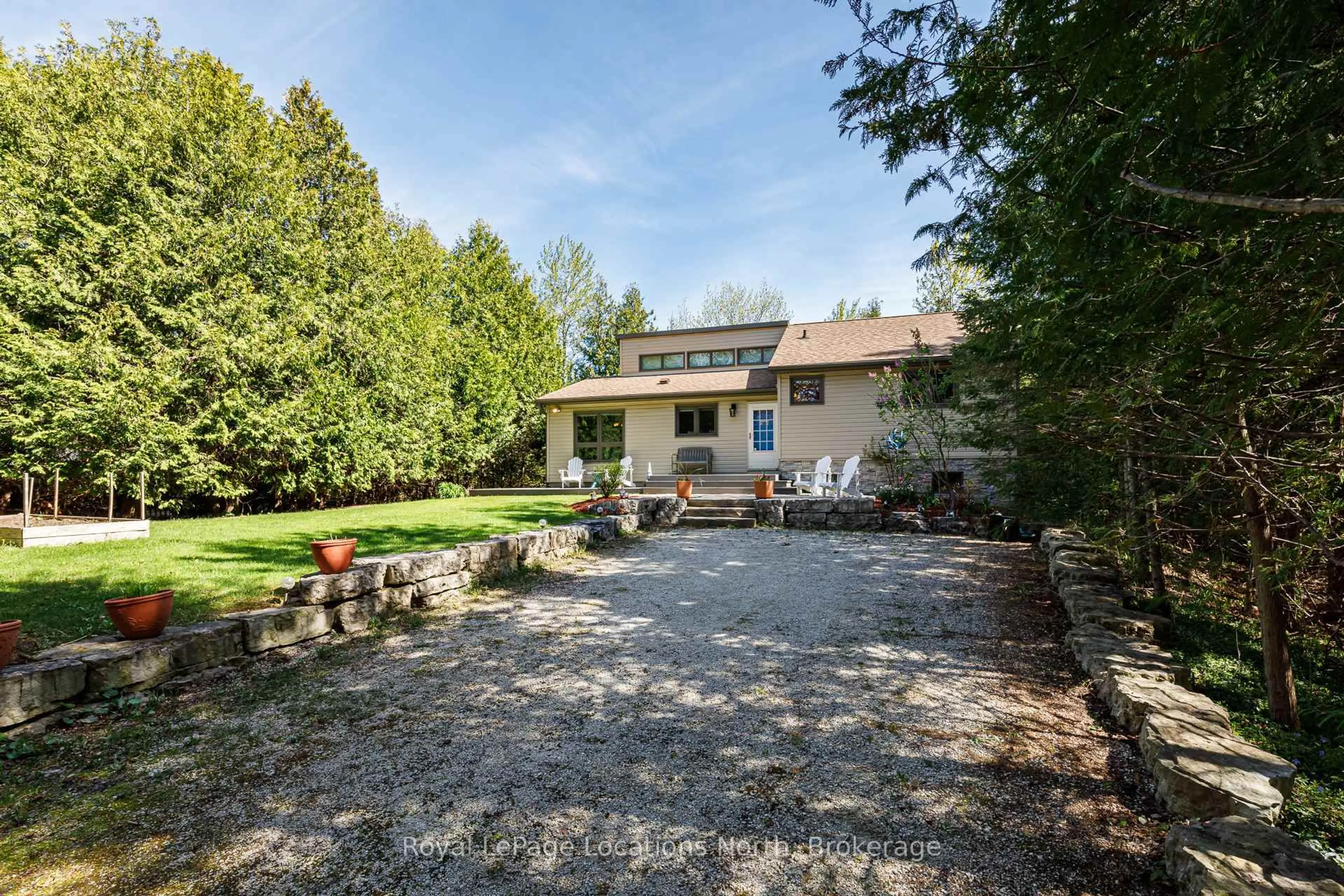 A pic from outside/outdoor area/front of a property/back of a property/a pic from drone, unknown for 105 Woodland Park Rd, Blue Mountains Ontario N0H 1J0