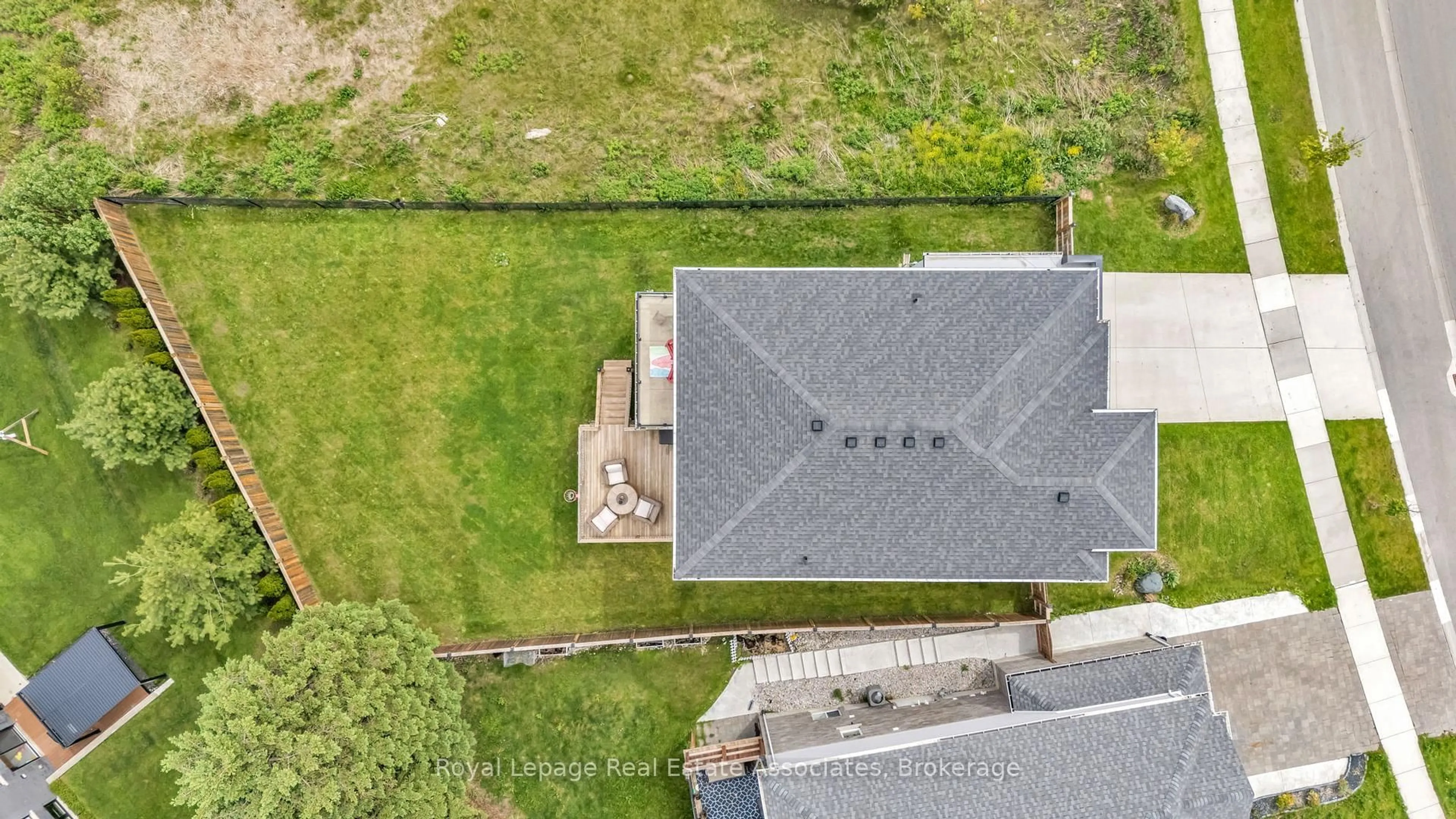 A pic from outside/outdoor area/front of a property/back of a property/a pic from drone, street for 2433 Tokala Tr, London North Ontario N6G 0V6