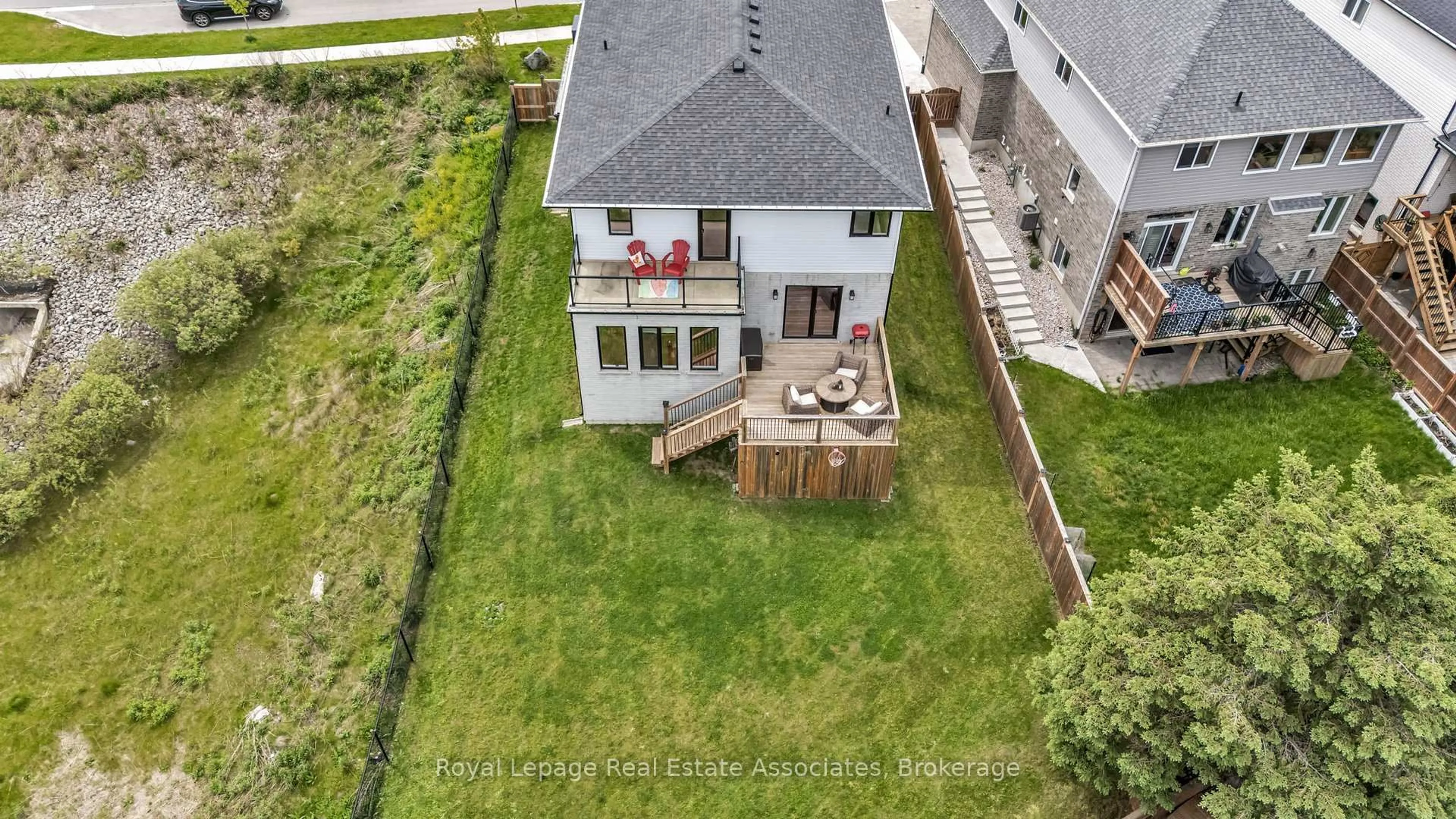 A pic from outside/outdoor area/front of a property/back of a property/a pic from drone, unknown for 2433 Tokala Tr, London North Ontario N6G 0V6