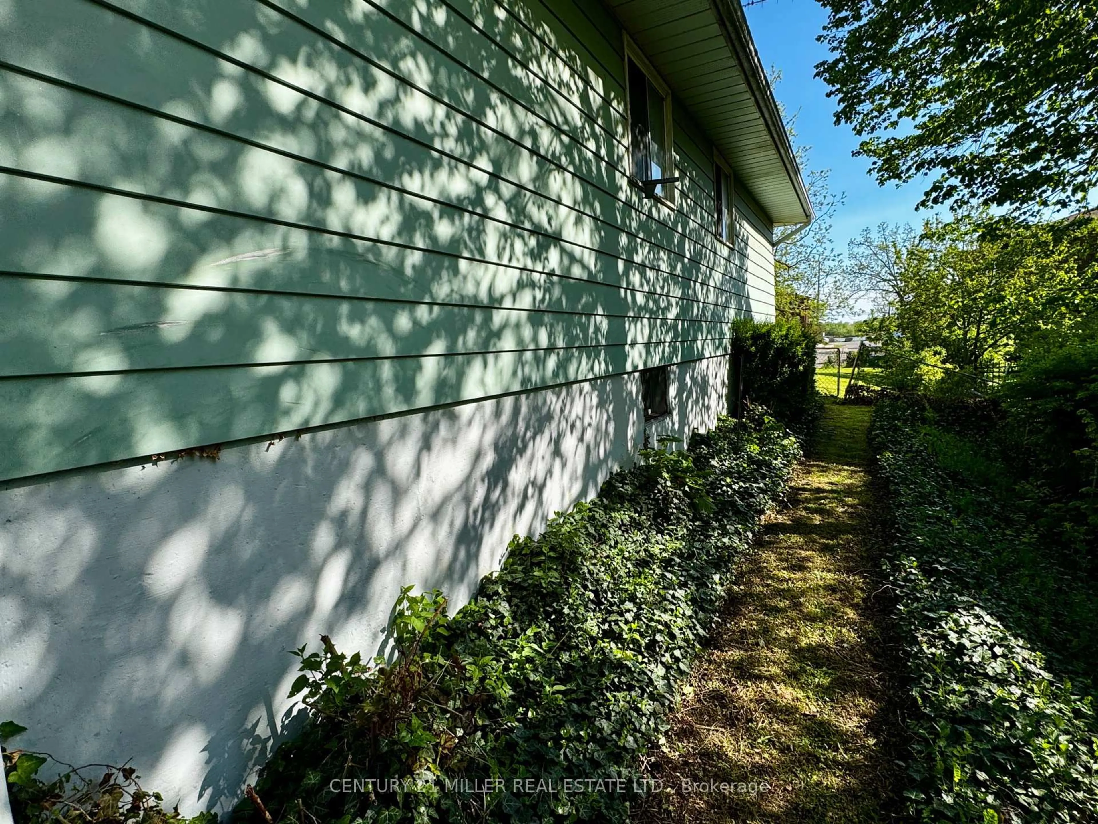 Home with vinyl exterior material, street for 118A Lock St, Haldimand Ontario N1A 1T9