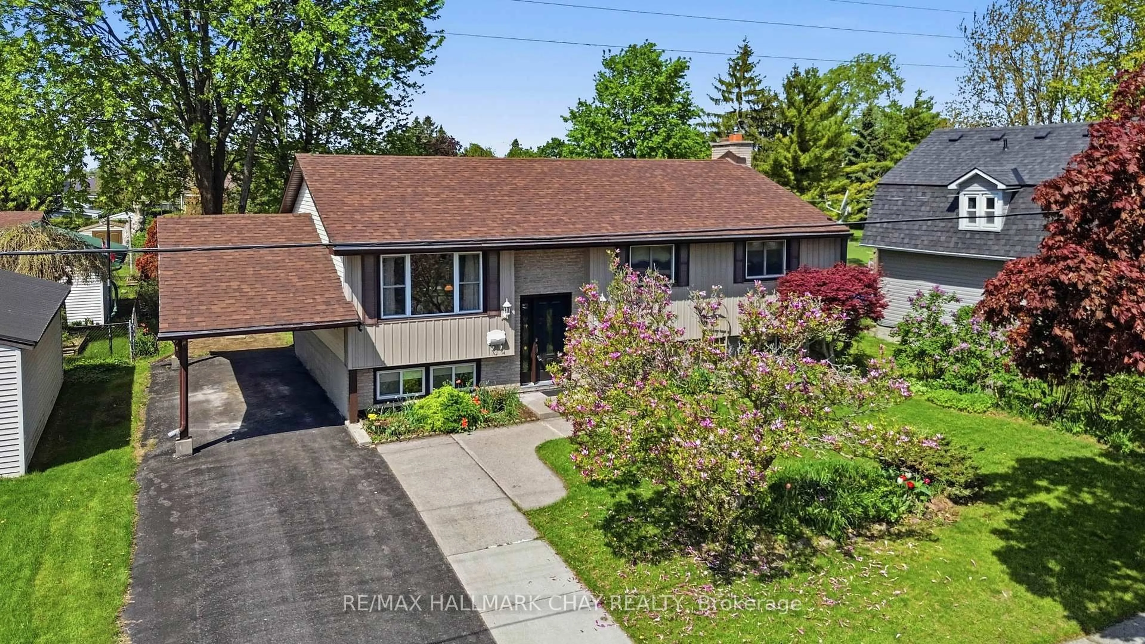 A pic from outside/outdoor area/front of a property/back of a property/a pic from drone, street for 108 University Ave, Belleville Ontario K8N 4Y3