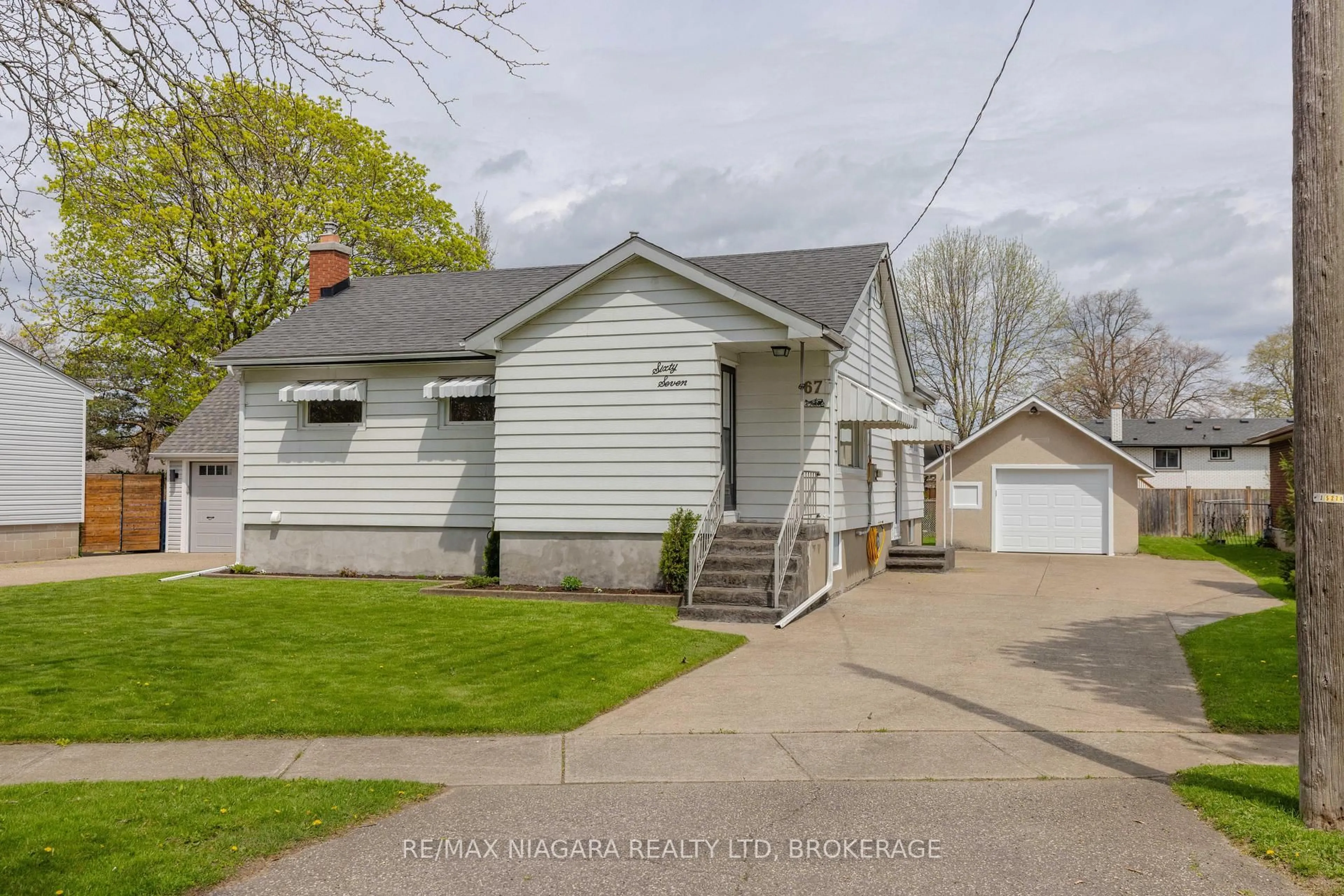 A pic from outside/outdoor area/front of a property/back of a property/a pic from drone, street for 67 Glen Park Rd, St. Catharines Ontario L2N 3E5