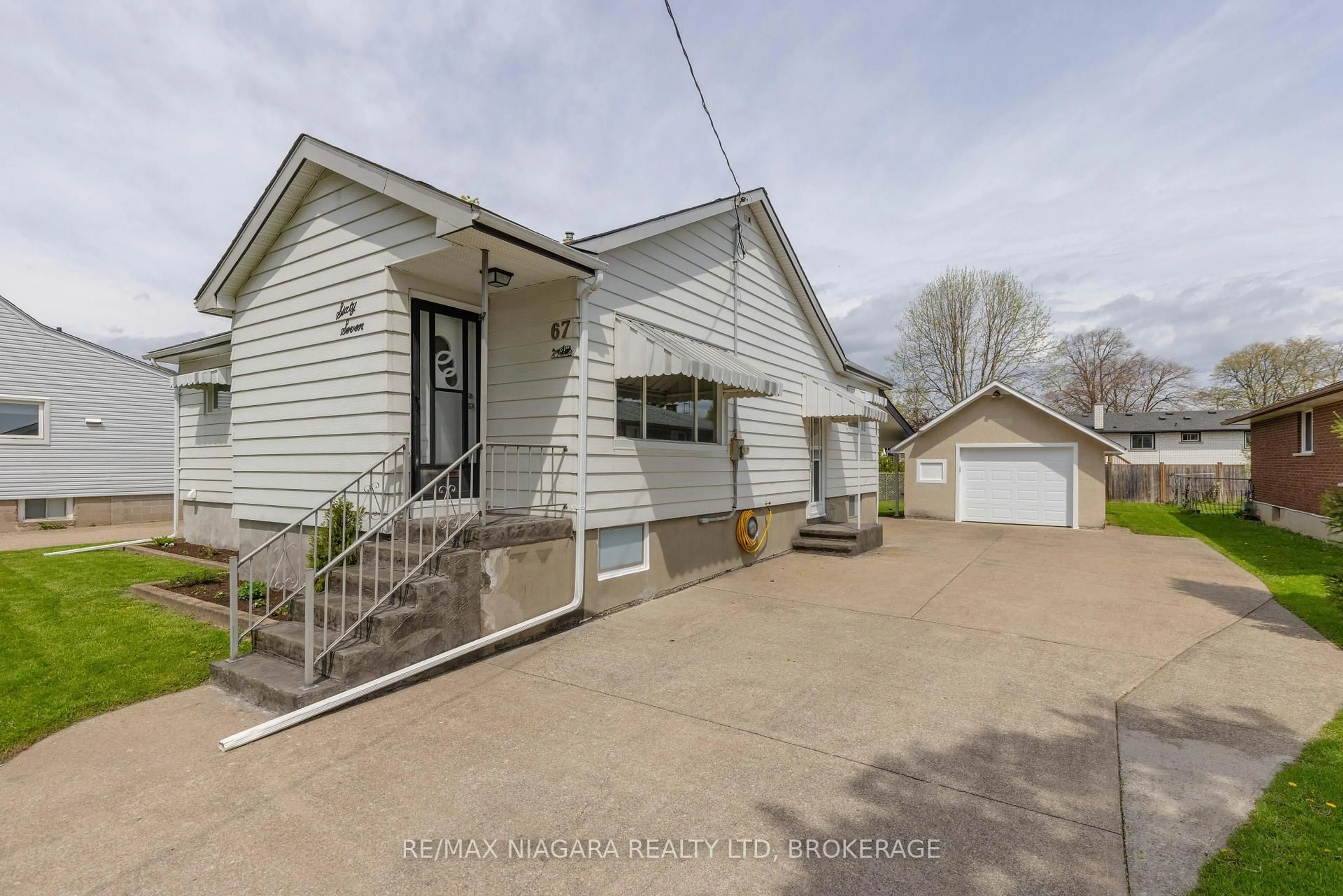 A pic from outside/outdoor area/front of a property/back of a property/a pic from drone, street for 67 Glen Park Rd, St. Catharines Ontario L2N 3E5